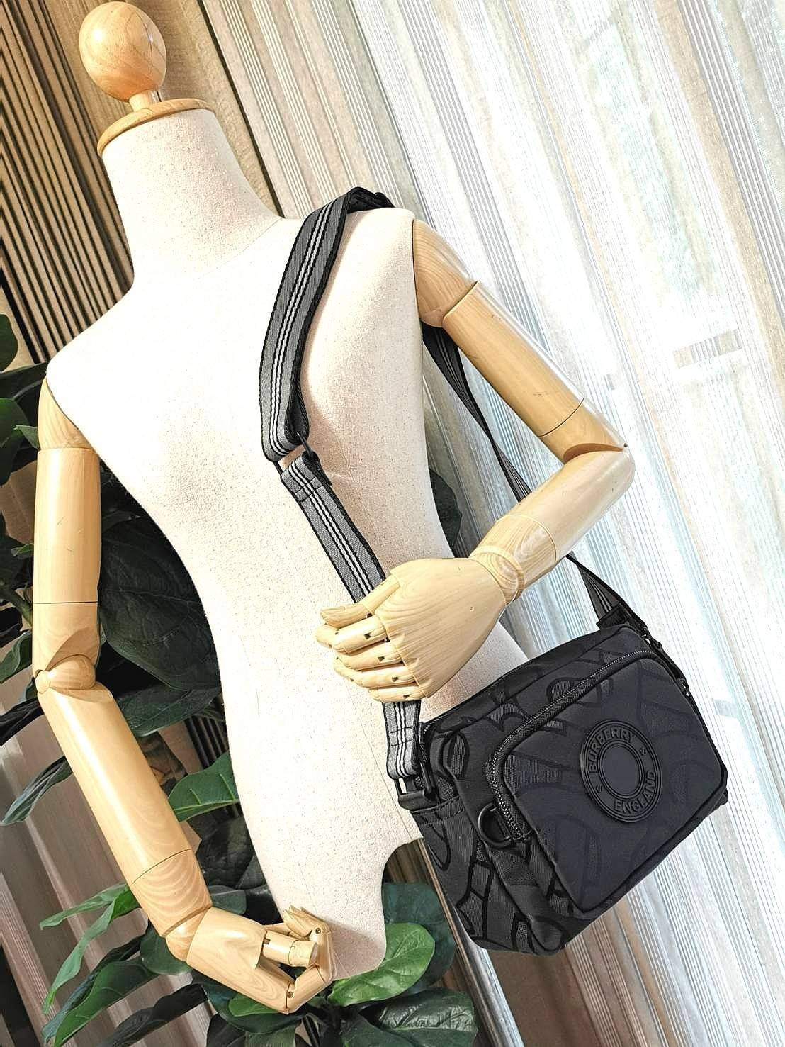 BURBERRY FRAGRANCES MONOGRAM CROSSBODY BAG VIP GIFT WITH PURCHASE (GWP) พรีเมี่ยมกิ๊ฟ Limited จากน้ำหอม BURBERRY 100% POLYAMIDE (Nylon & Canvas) ลาย Monogram น้ำหนักเบา มีโลโก้ด้านหน้าเปิดปิดด้วยซิปหัวซิปแบรนด์ ด้านหน้ามีช่องซิป ด้านหลังมีช่องใส่ของ ภายใน