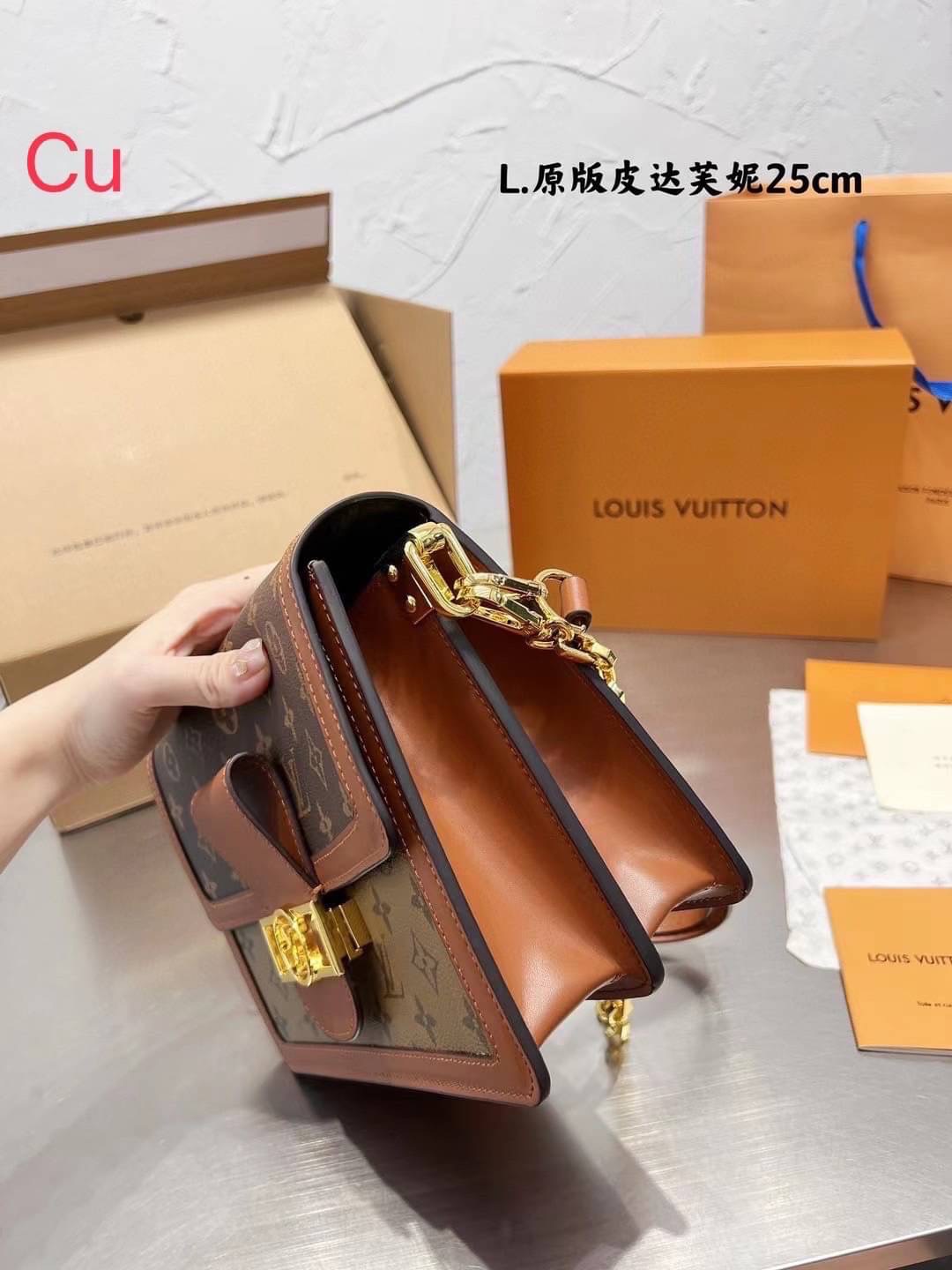 LOUIS VUITTON DAUPHINE Bag พร้อมส่ง กระเป๋าสะพายคงความคลาสสิคและสวยหรู ภายในแบ่งสัดส่วนใช้งานง่าย **ล็อทราคาพิเศษสุดคุ้ม งานสวยเกินราคา ภาพถ่ายจากงานจริง