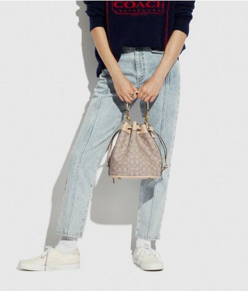 COACH C3853 FIELD BUCKET BAG IN SIGNATURE JACQUARD กระเป๋าสะพายทรงบัคเก็ต รุ่นใหม่ล่าสุด ดีไซน์ลายซิกเนเจอร์บนผ้า jacquard สวยคม เป็นเอกลักษณ์ไม่ซ้ำใคร มาพร้อมสายสะพายผ้าสปอร์ต และสายสั้นสำหรับคล้องแขนได้ สามารถรูดปิดปากกระเป๋าด้วยหนังรอบใบ เพิ่มดีเทลให้ต