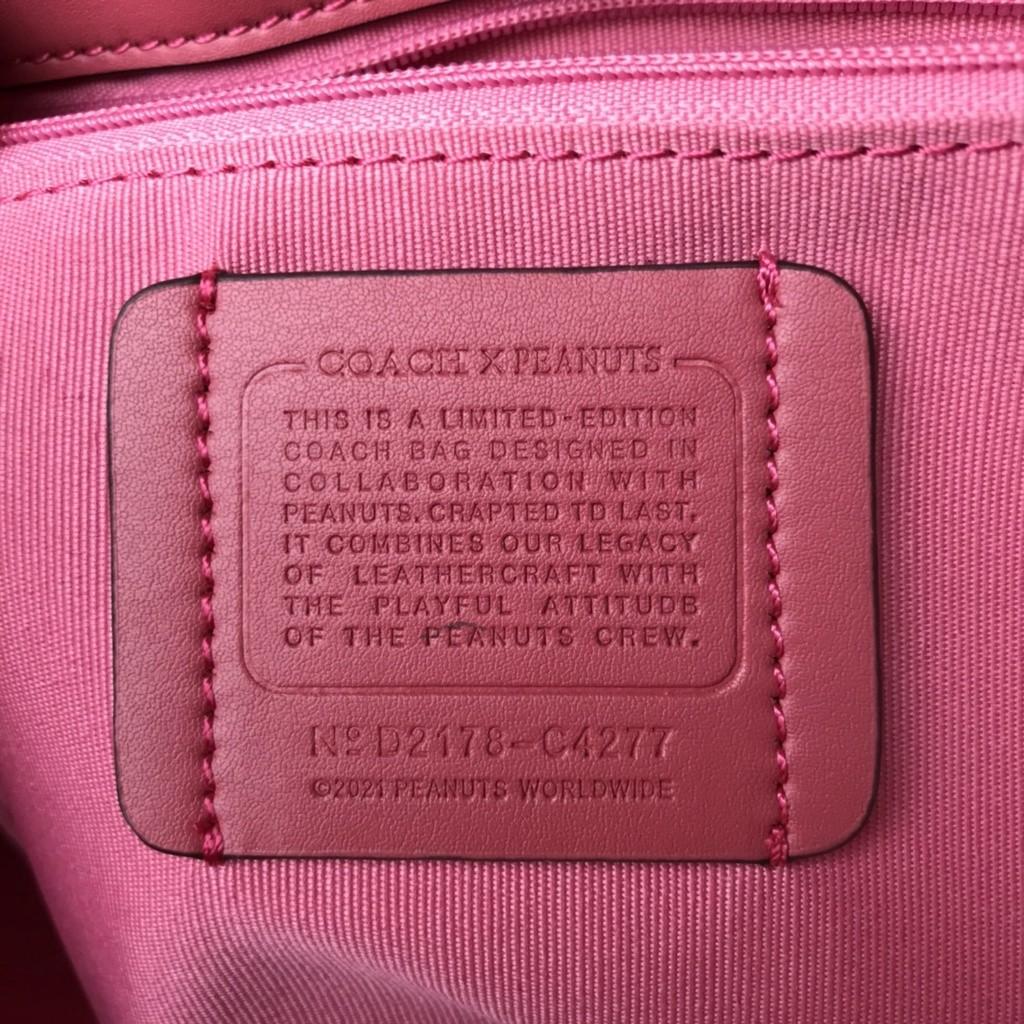 OUTLET 】COACH C4119 CITY TOTE WITH APPLE PRINT COACH CITY TOTE WITH POPSICLE PRINT C4277 แจกความน่ารักสดใส ด้วย 2 รุ่น กับเหล่าแอปเปิ้ลเขียวที่ยกมาทั้งสวน!! และลวดลายไอศครีมโทนชมพูแสนหวาน ดีไซน์ดึงดูดความสนใจได้ดีเลยทีเดียว กระเป๋าทรงช็อปปิ้งใบใหญ่ ที่จุย