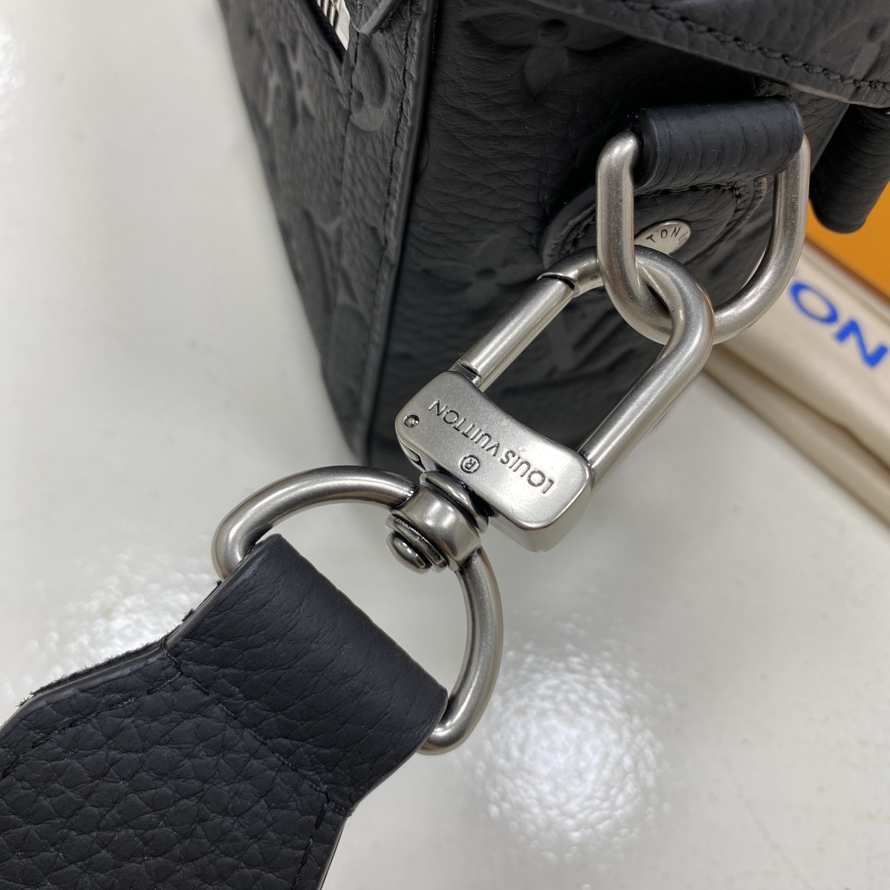 TOP ORI หนังแท้ | LV Soul Trunk Bag Taurillon leather with Monogram pattern กระเป๋าสะพายทรงทรังค์ ครอสบอดี้ขนาดกะทัดรัด หนังแท้เนื้อนุ่มประทับลาย Monogram หรูหราเป็นเอกลักษณ์ เสริมมุมโดดเด่นดีเทลหนังประณีต