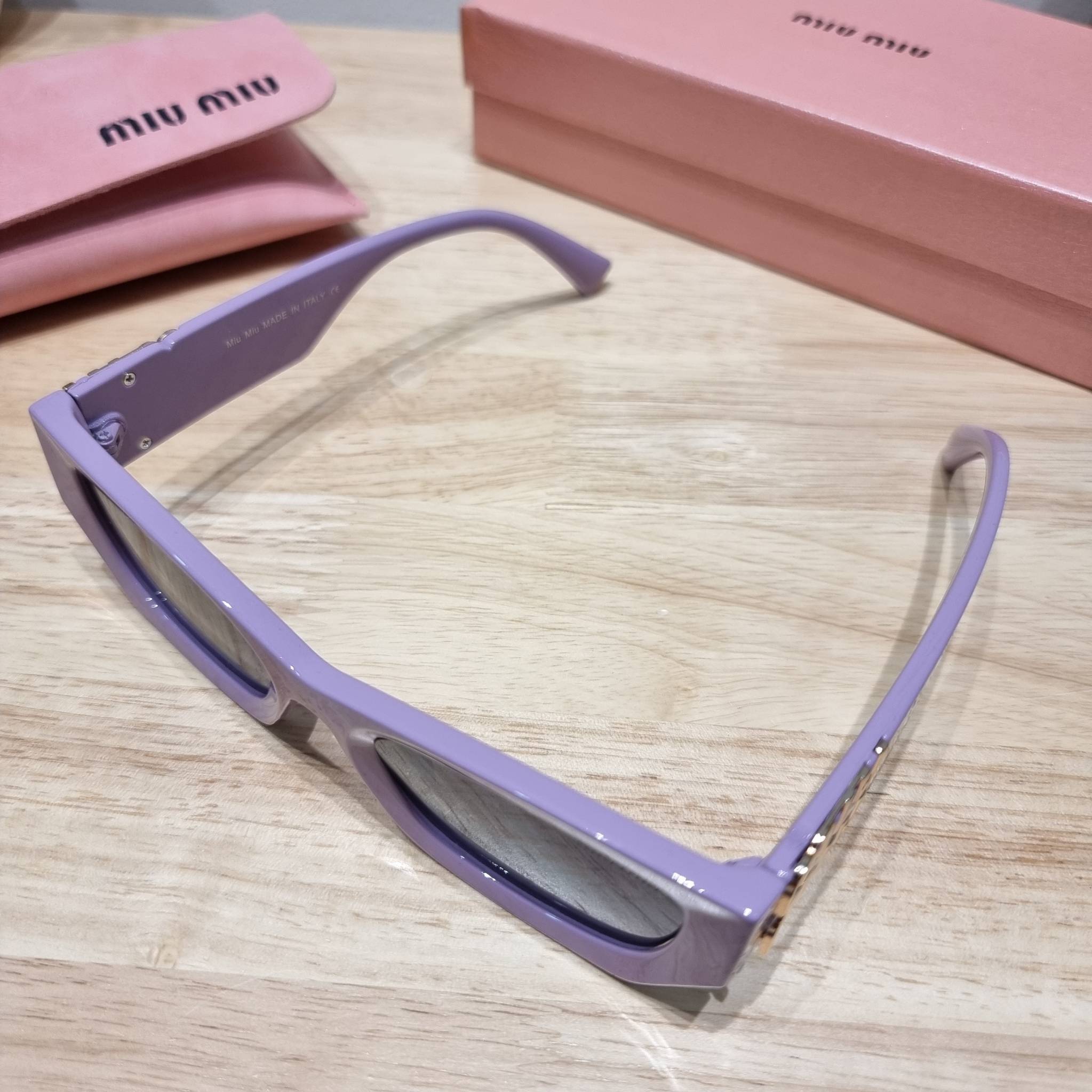 MIU MIU Sunglasses UV protection มาพร้อมอุปกรณ์ครบเซ็ท สวยปัง สวยตะโกน มีพกติดตัวไว้ไม่ตกเทรนด์ ใส่เสริมโหงวเฮ้ง ดูผู้ดี ใช้ได้ทุกโอกาส ทุกสถานการณ์ ใส่ที่บ้านถนอมสายตา ใส่ออกข้างนอกกันแดด กันลม กันฝุ่นก็มั่น ก็เลิศทั้งหมด