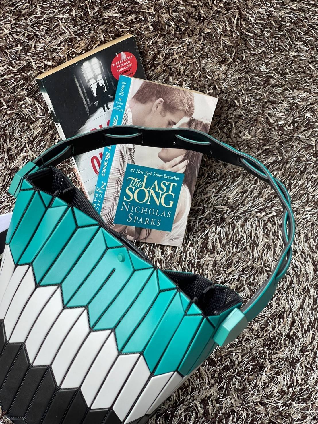 Small : BAO BAO ISSEY MIYAKE SMALL BUCKET เป็นกระเป๋าบัคเก็ตขนาดเล็กสามารถใช้ใส่กระเป๋าสตางค์และโทรศัพท์มือถือได้ ซีรีย์ใหม่นี้มีจุดเด่นที่แผ่นรูปทรงสี่เหลี่ยมด้านขนานในแนวตั้ง เกิดเป็นรูปทรงสามมิติซึ่งแตกต่างไปจากรูปทรงที่เกิดขึ้นจากแผ่นสามเหลี่ยม หูหิ้ว