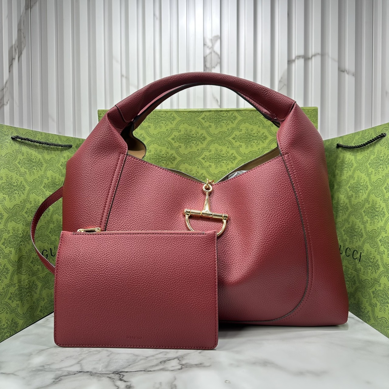 Gucci Softbit maxi shoulder bag โฉมใหม่ล่าสุด กับกระเป๋าสะพายรูปทรงใหม่เรียบหรูด้วยหนังลายเกรน ใบใหญ่จุใจพร้อมใบลูกเข้าเซ็ท ตกแต่งอะไหล่ Horsebit ครึ่งรูปขนาดใหญ่ด้านหน้าสวยหรูโดดเด่น สวยผู้ดี ดารา เซเลปใช้กันเพียบ