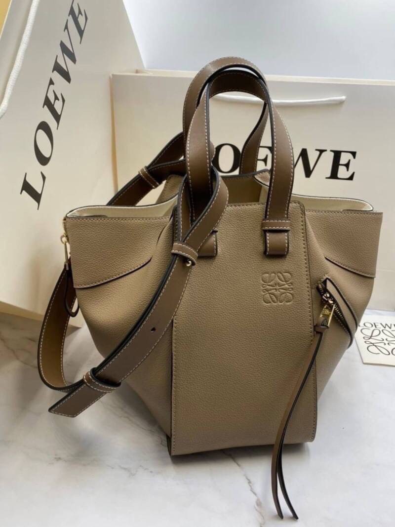 VIP GIFT 】หนังแท้ Loewe Small Hammock bag in pebble grain calfskin A multifunctional bag with supple side panels that release to change its shape. Looped straps allow the bag to be worn in multiple ways. This small version is in pebble grain calfskin.