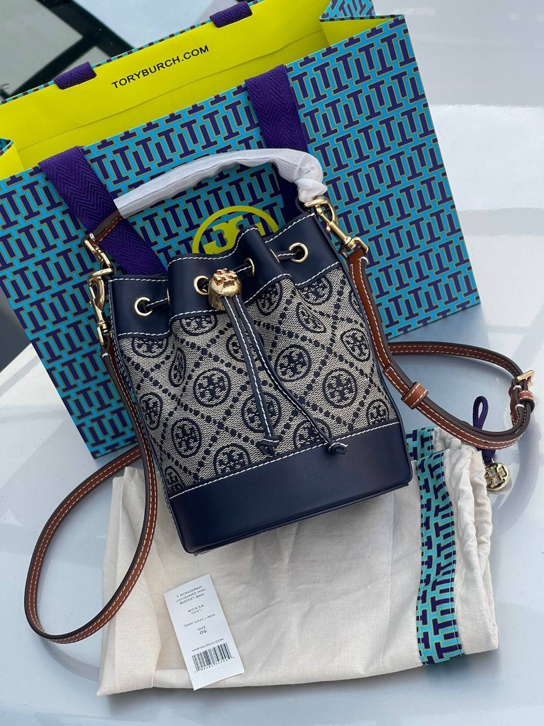 ของแท้ 💯% Mini Tory Burch T Monogram jacquard mini bucket bag เปิดตัวกระเป๋า T MONOGRAM รุ่นใหม่ล่าสุดจาก TORY BURCH ครั้งแรกกับโมโนแกรม ขนาดมินิ ที่ได้รับแรงบันดาลใจมาจากโลโก้สุดคลาสสิก