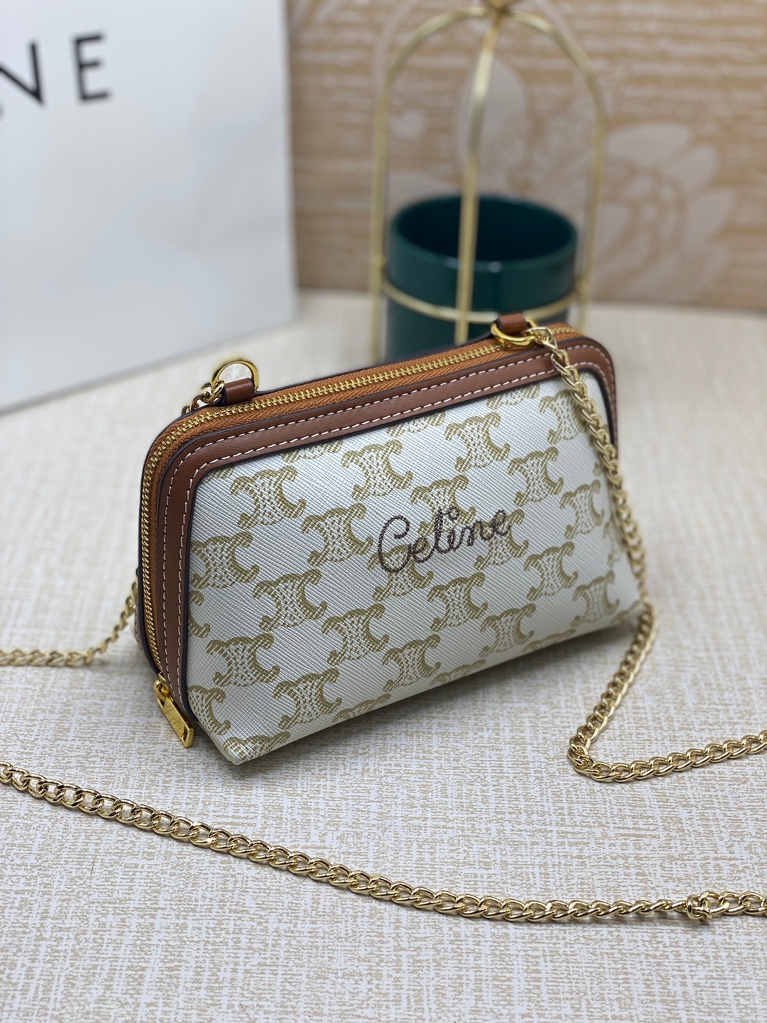 CELINE POUCH 16cm / CELINE TRIOMPHE Triumphal Arch Canvas / CELINE CLUTCH WITH CHAIN ภาพถ่ายจากสินค้าจริง พร้อมส่งที่ไทย ใช้งานต่างประเทศได้ กระเป๋าคลัทช์ดีไซน์เรียบหรูออกแบบมาได้อย่างลงตัว