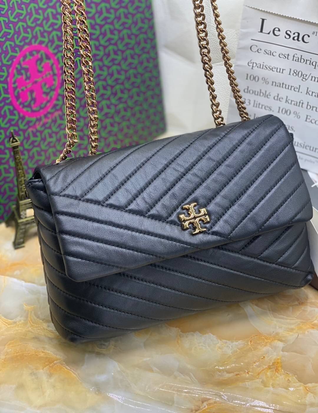 Large : Tory Burch Kira Chevron Quilted Convertible Leather Crossbody Bag เป็นกระเป๋าที่ใช้ในการออกงานสำคัญหรือวันที่มีปาร์ตี้สังสรรค์ คุณควรเลือกใช้กระเป๋าที่มีดีไซน์สะดุดตา เพราะจะช่วยยกระดับและเพิ่มเสน่ห์ให้กับตัวคุณเองมากยิ่งขึ้น หากเป็นงานทางการ เช่น