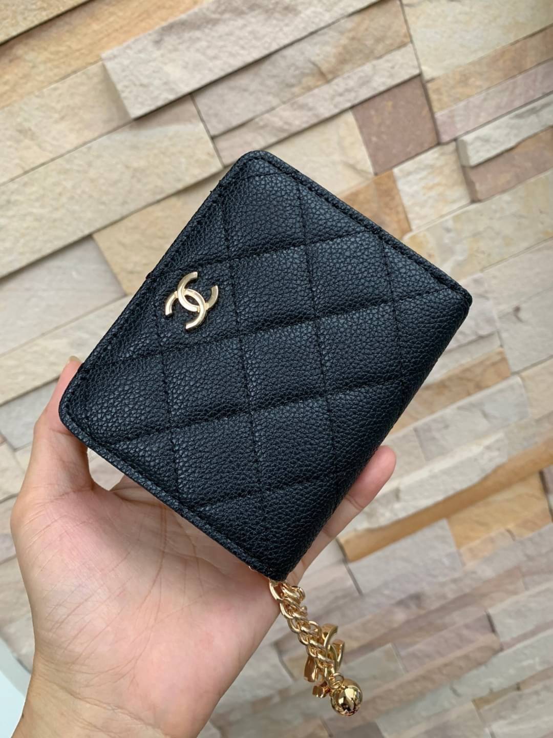Chanel Short Wallet Caviar Skin กระเป๋าสตางค์แบบสั้น งานพรีเมี่ยมกิ๊ฟสุดพิเศษ มาพร้อมกล่องและการ์ด สำหรับมอบเป็นของขวัญให้กับคนพิเศษในโอกาสดีๆ กระเป๋าสตางค์สั้นใบนี้สามารถใช้งานได้ทั้ง2ด้าน มีทั้งด้านช่องซิปใส่เหรียญ อีกด้านสำหรับใส่ธนบัตรและการ์ด วัสดุลา