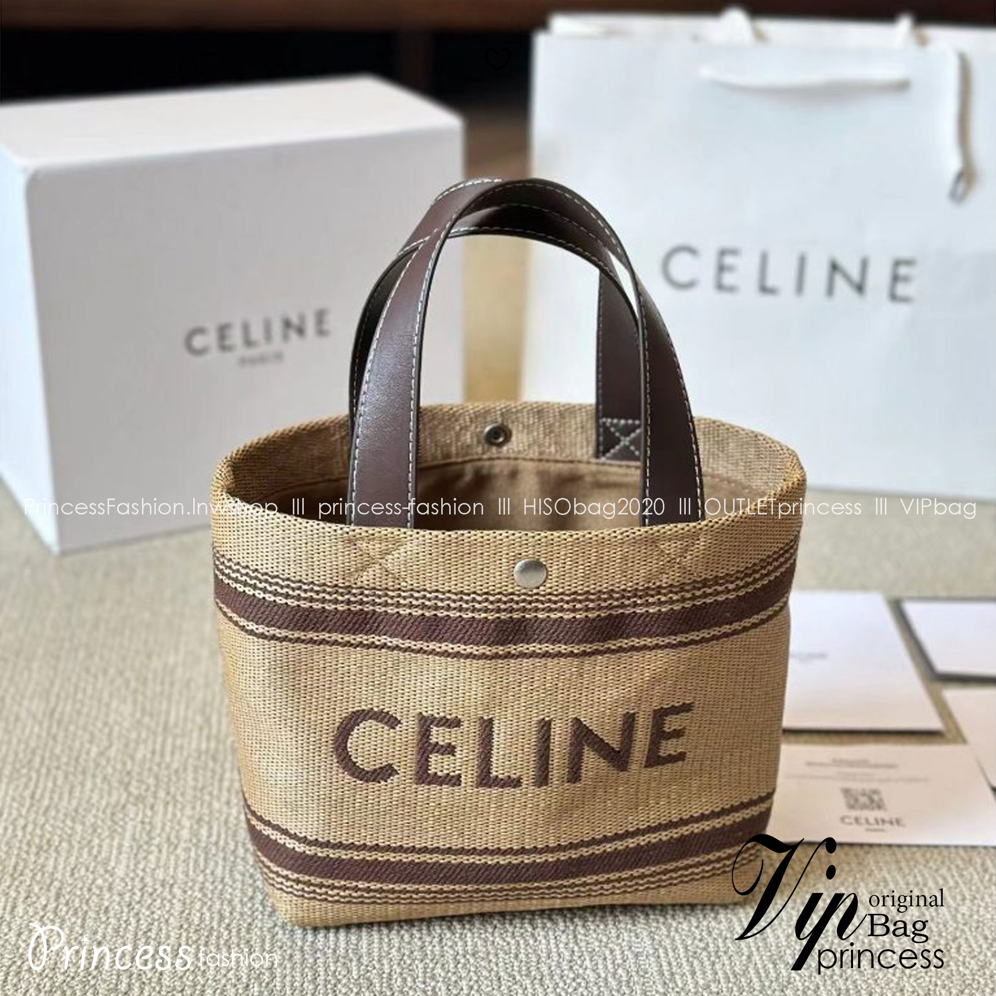 CELINE Small Raffia Tote Bag กระเป๋าทรงโท้ทไซส์กำลังสวย ผลิตจากผ้าแคนวาสทอชนิดพิเศษ สีน้ำตาลคลุมโทน สีสวยดูผู้ดี ใครที่กำลังมองหาโท้ทจุของได้เยอะ แต่ยังคงความคลาสสิก แนะนำใบนี้เลยค่ะ