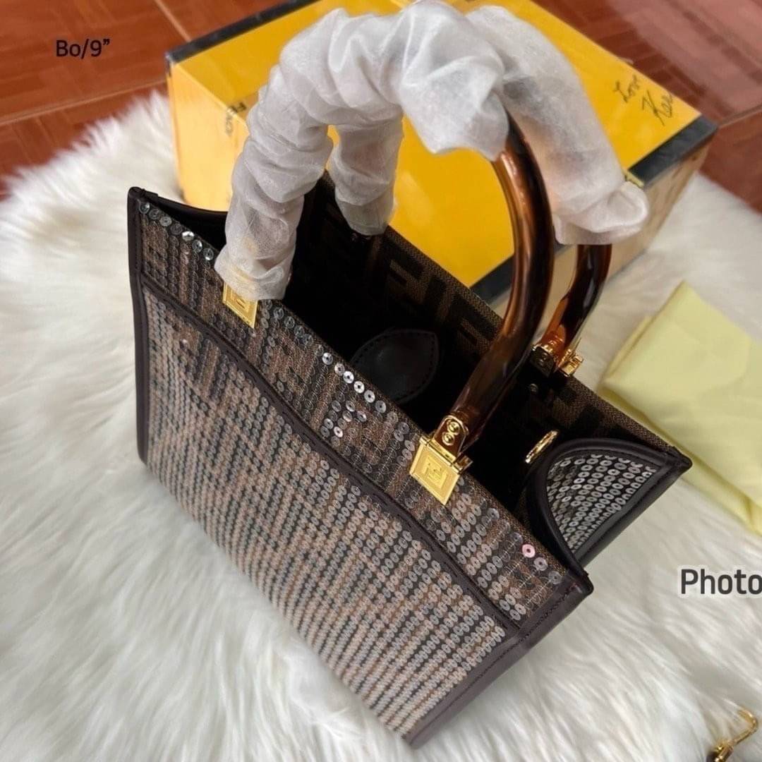 FENDI Sunshine Tote Sequins Shopper Bag กระเป๋าทรงโท้ทปักเลื่อมแวววาวเต็มใบ รุ่นใหม่สวยหรู ทรงตั้งสวยอยู่ทรง สวยหรูดูแพง ภายในโล่งกว้าง ใบขนาดกำลังสวยใช้งานง่าย สะดวกสุดๆ ใบจริงการันตีสวยเกินเบอร์!! ไม่ผิดหวังจ้า