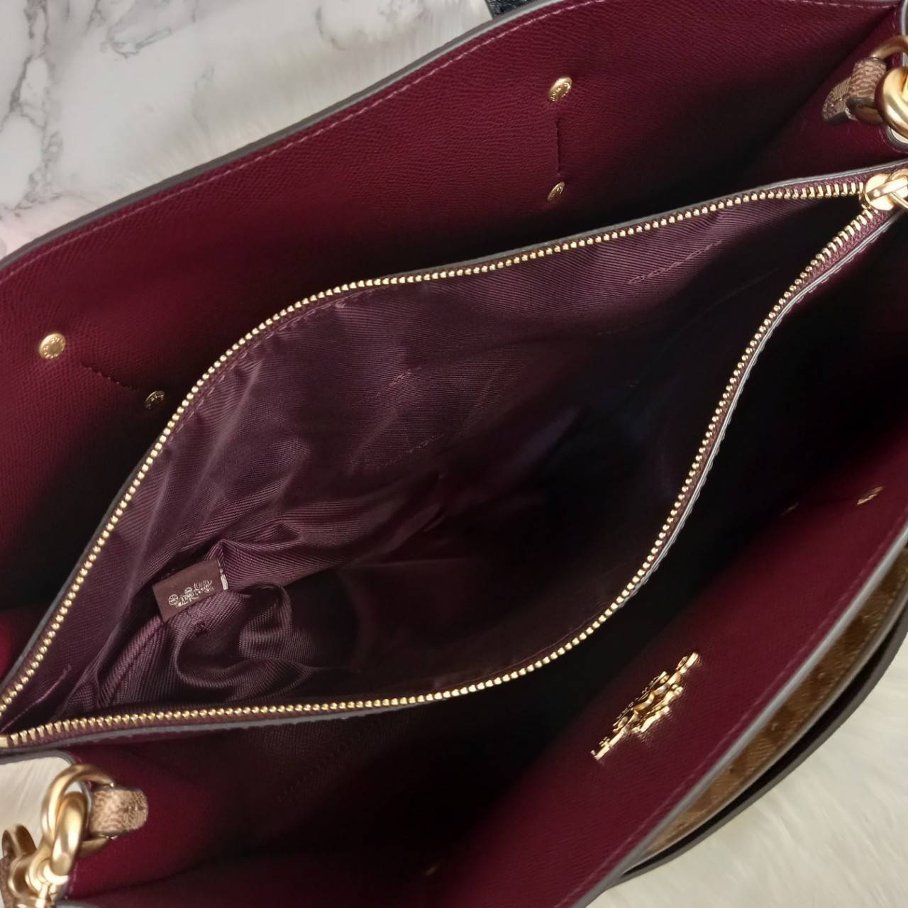 COACH CHARLIE CARRYALL IN SIGNATURE CANVAS (31210) ðšāđāļĢāļĩāļĒāļāļŦāļĢāļđ āļāļĨāļēāļŠāļŠāļīāļ//āļāļĢāļ°āđāļāđāļēāļāļ·āļ āļāļĢāļ°āđāļāđāļēāļŠāļ°āļāļēāļĒ āļāļĢāļ TOTE āļŠāļļāļāļŦāļĢāļđāļŦāļĢāļē āļāļĩāđāļāļāđāđāļāđ āđāļĄāđāļāļģāđāļ// āļ§āļąāļŠāļāļļāđāļāļāļ§āļēāļŠ āļāļŠāļĄāļŦāļāļąāļāđāļāđāļāļļāļāļ āļēāļāđāļĒāļĩāđāļĒāļĄ āļĢāļđāļāļāļĢāļāđāļāļāđāļāđāļ āļĨāļēāļĒ SIGNATURE āļŠāļ§āļĒāļĄāļēāļ// āļāđāļēāļāđāļāļĄāļĩ 2 āļāđāļāļāđāļĨāđāļāļāļ§āđāļēāļ āđāļĨāļ°āļāļĩāļ 1 āļāđāļāļāļāļīāļāļ