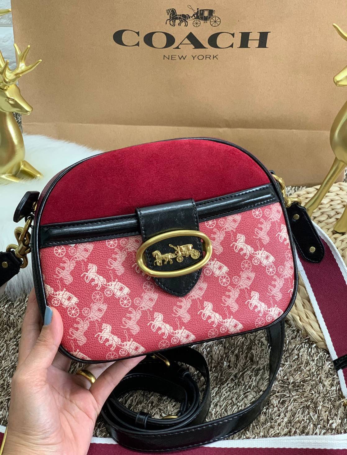 COACH KAT CROSSBODY WITH HORSE AND CARRIAGE PRINT ((88480//88544)) พร้อมส่งค่ะ! กระเป๋าสะพายแบบครอสบอดี้ร์ หนังแท้อย่างดี ตัวกระเป๋าเก๋ด้วยการพิมพ์ลายรถม้าค่ะ ด้านหน้ามีช่องกระดุมแม่เหล็กสำหรับใส่ของจุกจิกได้ พร้อมโลโก้แบรนด์สุดหรู