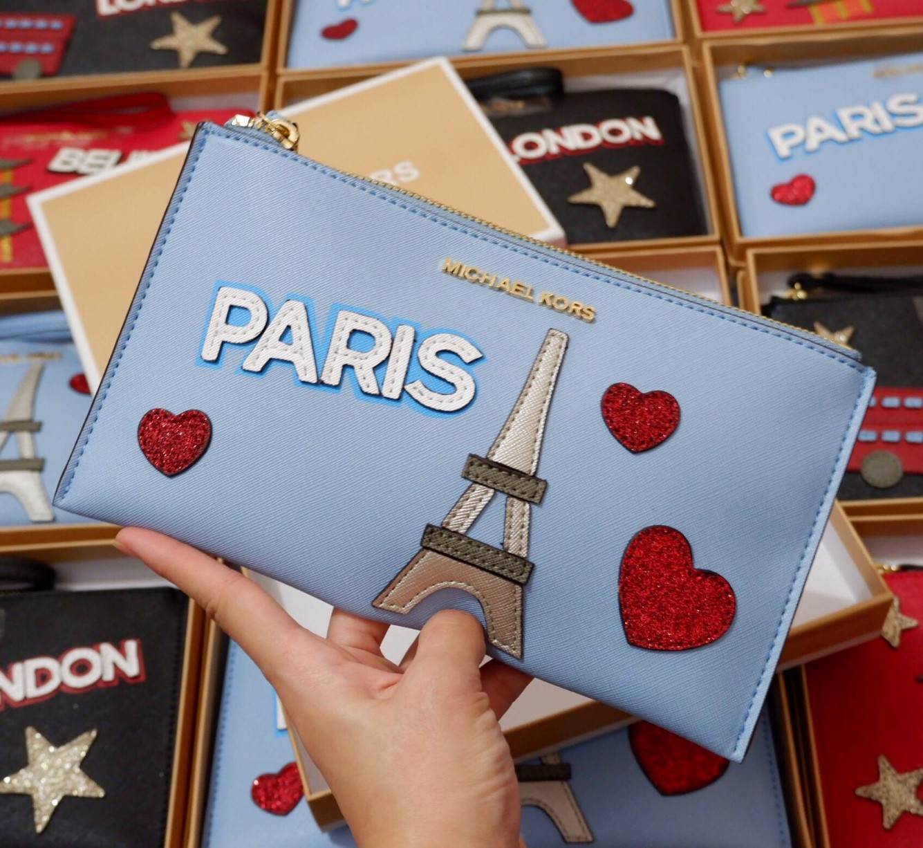 Michael Kors Clutch Bag 2018 New arrival! กระเป๋าคลัชรุ่นใหม่:ขนาดกำลังดี วัสดุลายหนังลาย Saffiano ด้านหน้าประดับโลโก้แบรนด์ อะไหล่ทอง แต่ง pattern งานปัก 3vมิติ สวยโดดเด่น เปิดปิด ด้วยซิป ด้านในมีช่องเล็ก และช่องใส่บัตร พร้อมสายคล้องข้อมือ ใส่กระเป๋าสตาง