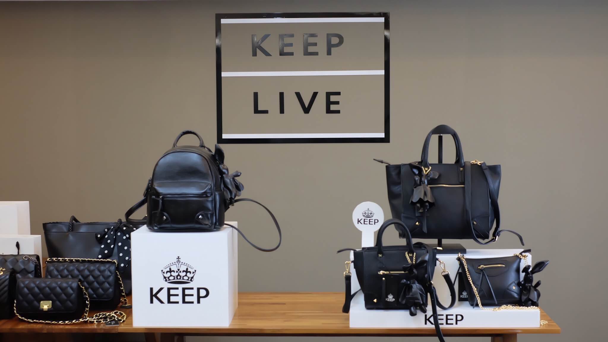 รุ่นใหม่ล่าสุดเลย ห้ามพลาดน๊า !! จากแบรนด์ KEEP รุ่น Teena mini handbag (( size นี้ ใส่กระเป๋าตังค์ยาว และโทรศัพท์ได้ทุกรุ่นคะ )) กระเป๋าสะพายข้าง ขนาดกะทัดรัด หนังเนื้อดี ลายหนังชัด ทนทานคะ น้ำหนักเบา ดีไซด์ ทันสมัย เข้าได้กับทุกชุด สายสะพายเป็นสายหนังปร