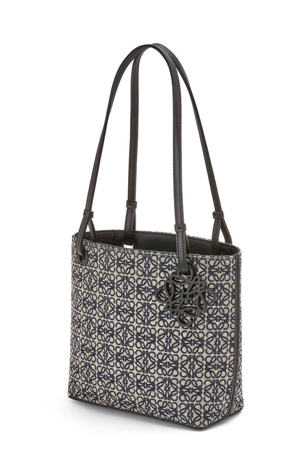 LOEWE ANAGRAM TOTE BAG VIP ไอเท็มใหม่! ดีไซน์สวยคงเอกลักษณ์ด้วยวัสดุ Anagram Canvas Jacquard Fabric ผสมผสานหนังแท้ Calfskin ลงตัวสุดคลาสสิค ขนาดกำลังดี น้ำหนักเบา ใส่เอกสาร A4 Notebook ipad ของใช้ได้เยอะ หูหิ้วหนังจับแข็งแรง สะพายไหล่ได้ พร้อมส่งที่ไทยสุด