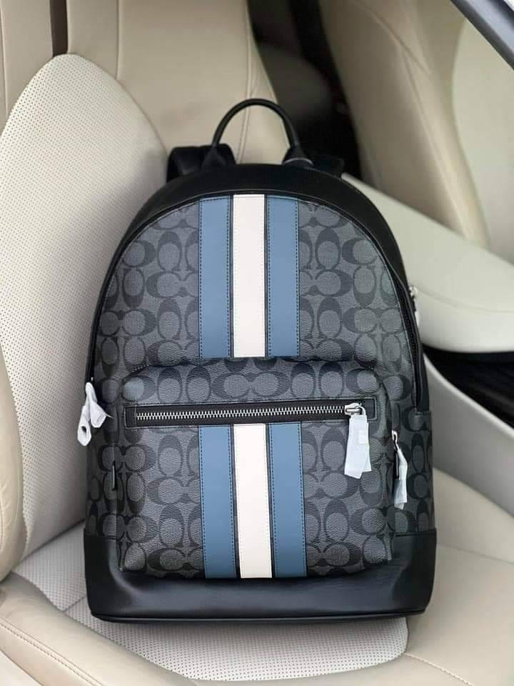 COACH WEST BACKPACK IN SIGNATURE CANVAS WITH VARSITY STRIPE (COACH 3001)😎กระเป๋าเป้ กระเป๋าสะพาย รุ่นหายาก ที่มีมาไม่บ่อย// วัสดุแคนวาส ผสมหนังแท้ หนังนิ่ม ทรงสวย จุของได้เยอะ ลาย SIGNATURE โดดเด่น ดูดีม๊าก!!// มีช่องหลัก แยกเป็น 2 ช่อง สามารถแยกเ
