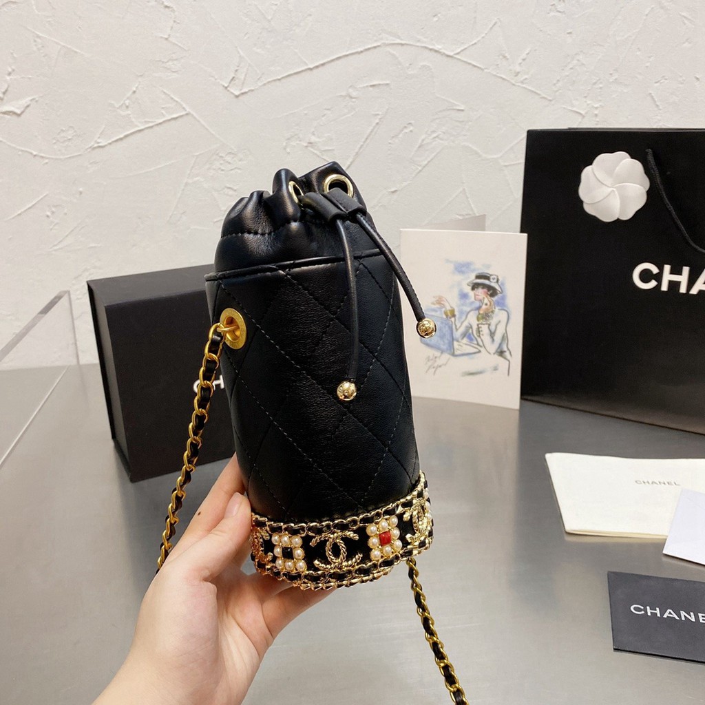 VIP 】CHANEL mini bucket bag น้องคนสวยมาใหม่จ้า รุ่นใหม่กริ๊บ!!ละมุนคุณหนูต้องมาแล้วแหละ กระเป๋าทรงถังไซส์มินิ ใช้งานง่ายด้วยการรูดหนังปิดรอบปากกระเป๋า ทุกอย่างลงตัวที่สุด!! น่ารักมากๆ หนังลายคลาสสิคแต่งมุกอะไหล่ทองขอบล่าง เปิดแบบหูรูด มาพร้อมสายสะพายนาวคร