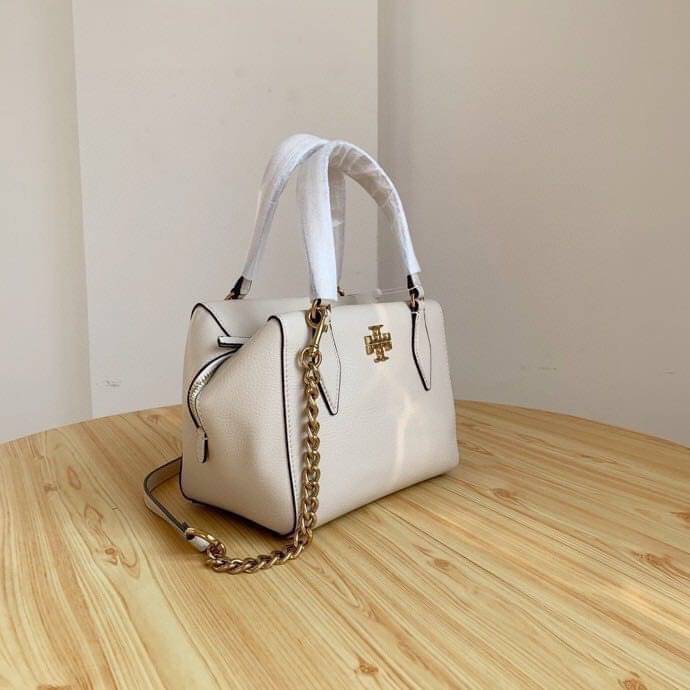 TORY BURCH KIRA PEBBLED SATCHEL BAG รุ่น 74650 กระเป๋าสะพาย Crossbody หนัง togo อะไหล่ทอง ทรงสวยสุดฮิต เป็นรูปทรงใหม่ มาแรงที่สุดในตอนนี้!! สัมผัสนุ่มมือ ตั้งอยู่ทรง ออกแบบเก๋ไก๋ สามารถปรับใช้ได้ 2 แบบ ไม่เหมือนใคร เปิดปิดด้วยซิป ภายในบุผ้าอย่างดี ช่องหลั