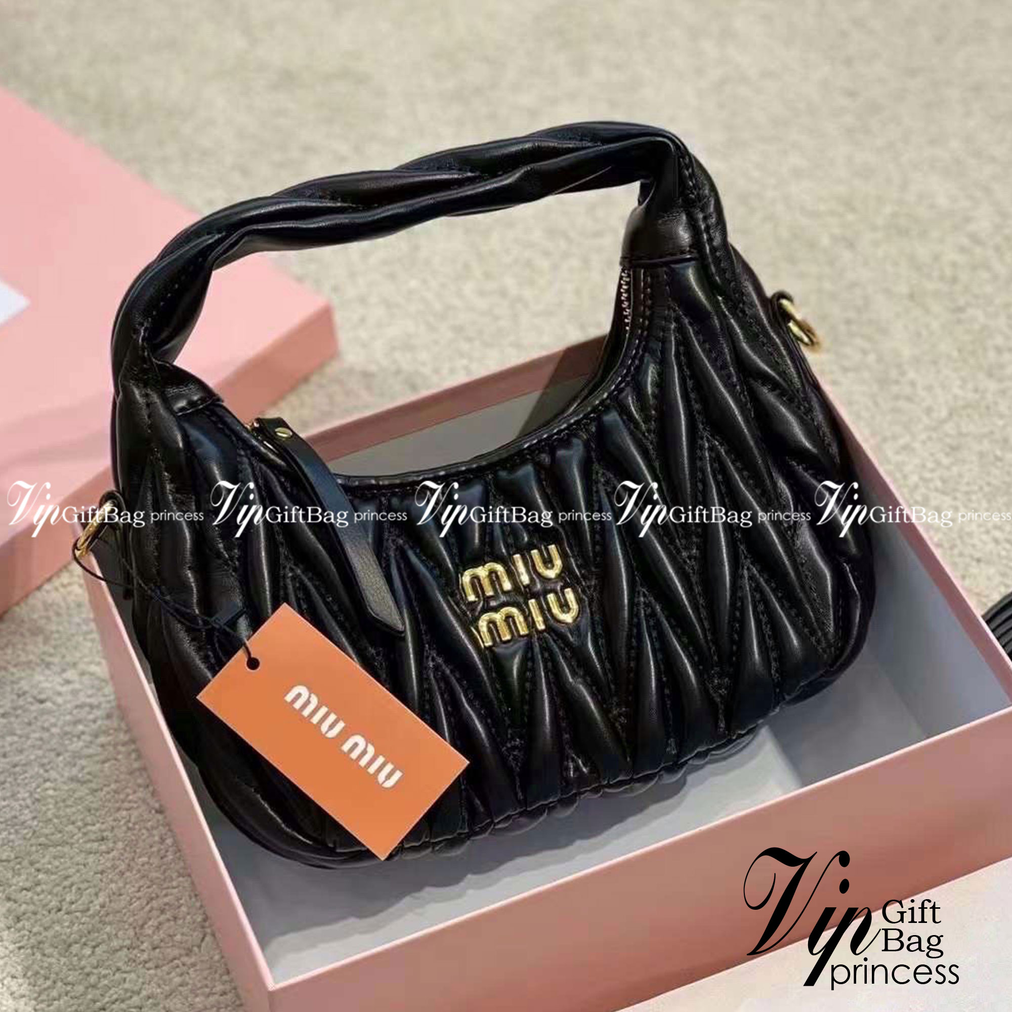 MIU MIU Wander matelassé mini hobo bag สะพายข้างมิวมิว ทรงยอดฮิต วัสดุตัวกระเป๋าทำจากหนัง bonded leather เอามาเย็บทำลายmiu miu งานจริงหนังนุ่มมากๆ นะคะ อะไหล่สีทอง สายสั้นสะพายไหล่ได้ มาพร้อมสายยาว ปรับระดับได้
