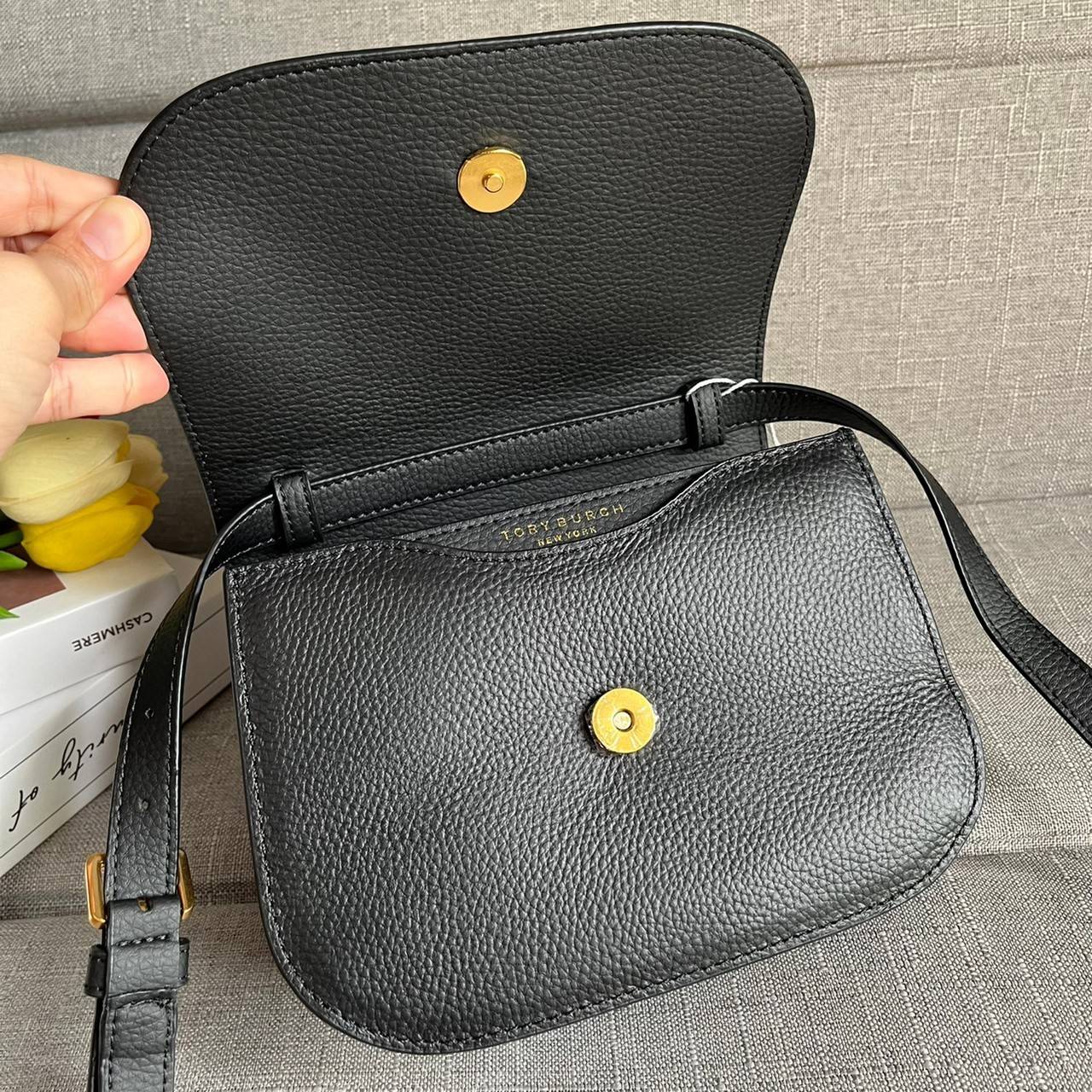 TORY BURCH BRLTTEN SMALL SADDLE BAG / Tory Burch Britten Flap Shoulder Bag กระเป๋าสะพายข้าง วัสดุหนังแกะแท้ ด้านหน้าประดับโลโก้แบรนด์ เปิด-ปิดกระเป๋าแบบกระดุมแป็กแม่เหล็กแน่นหนา ภายในมีช่องหลัก ใส่กระเป๋าเงินใบกลาง มือถือได้ทุกรุ่น มีช่องแยกใส่ของจุกจิกอี