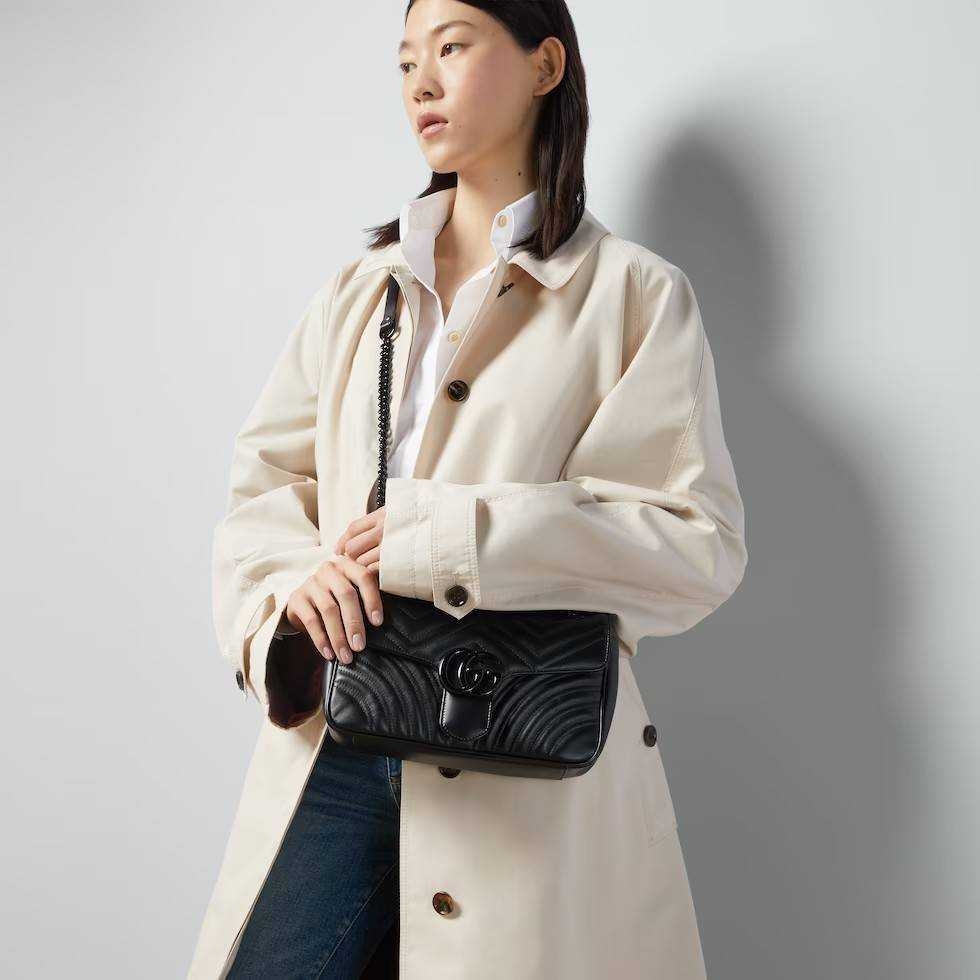 GG MARMONT SHOULDER BAG กระเป๋าสะพายข้างรุ่นคลาสสิค ดีไซน์ใหม่ อะไหล่ดำ สะพายขับผิว ดูแพง อัพลุคได้สบายๆ เปิด-ปิดด้วยตัวกดล็อคแน่นหนา ด้านหลังดีไซน์รูปหัวใจ 🖤