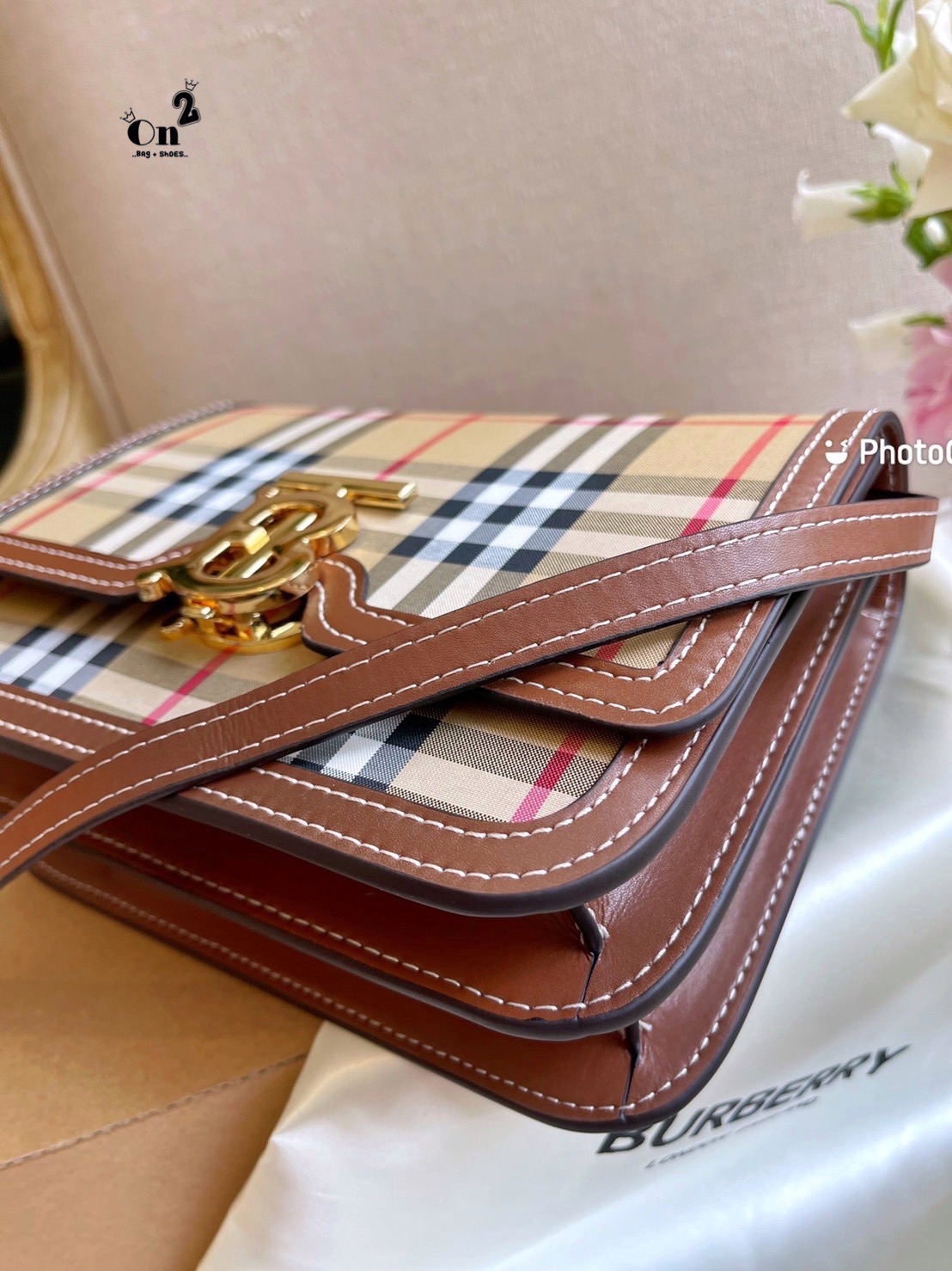 BURBERRY FRAGRANCES LEATHER CROSSBODY BAG / BB Shoulder Bag กระเป๋าสะพาย ทรงกล่อง เปิดหน้า อะไหล่ทอง สายสะพายยาวแบบครอสบอดี้ ได้ทุกลุค เกรดงานสวย.น่ารักมากๆ งานชนชอป ใช้ได้ Everyday Look เลยค่า