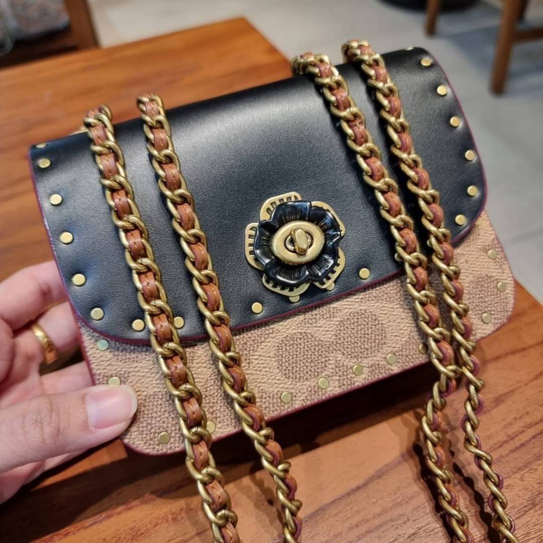 COACH C2462 MADISON SHOULDER BAG 16 IN SIGNATURE CANVAS WITH RIVETS กระเป๋าสะพายข้าง ไซส์กะทัดรัด พกพาง่าย น้ำหนักเบา ดีไซน์สวย โดดเด่นด้วยตัวล็อครูปดอกไม้ สีสันตกแต่งตัดกันกับลายซีอย่างลงตัว วัสดุหนังแคนวาสเคลือบลาย ภายในแบ่งสัดส่วนให้อย่างดี มาพร้อมสายส