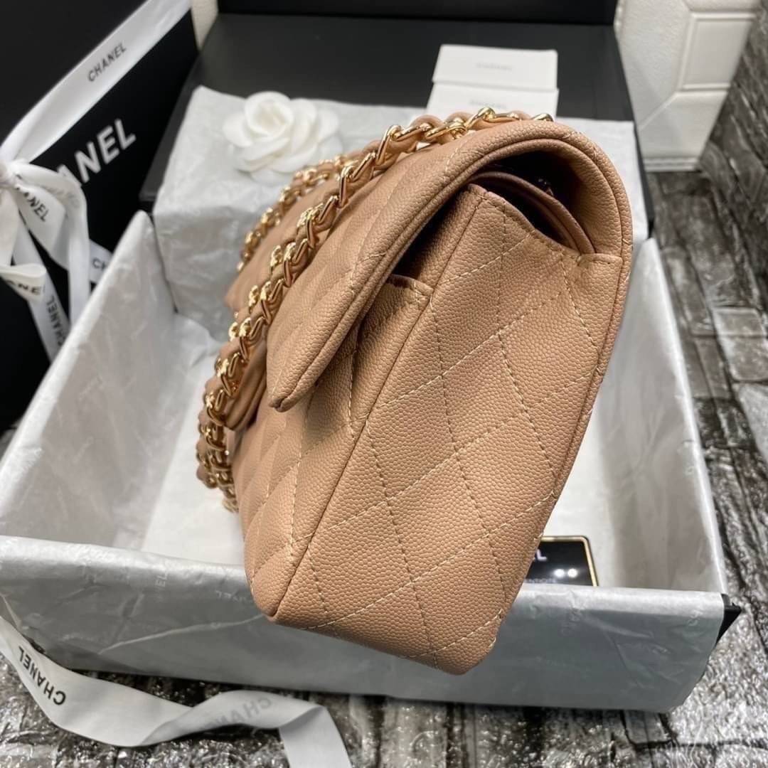 หนังแท้ CHANEL Classic Caviar 25cm กระเป๋าสะพายคลาสสิก หนังแกะและโลหะสีทอง ภาพสินค้าถ่ายจากงานขายจริง ใช้งานต่างประเทศได้
