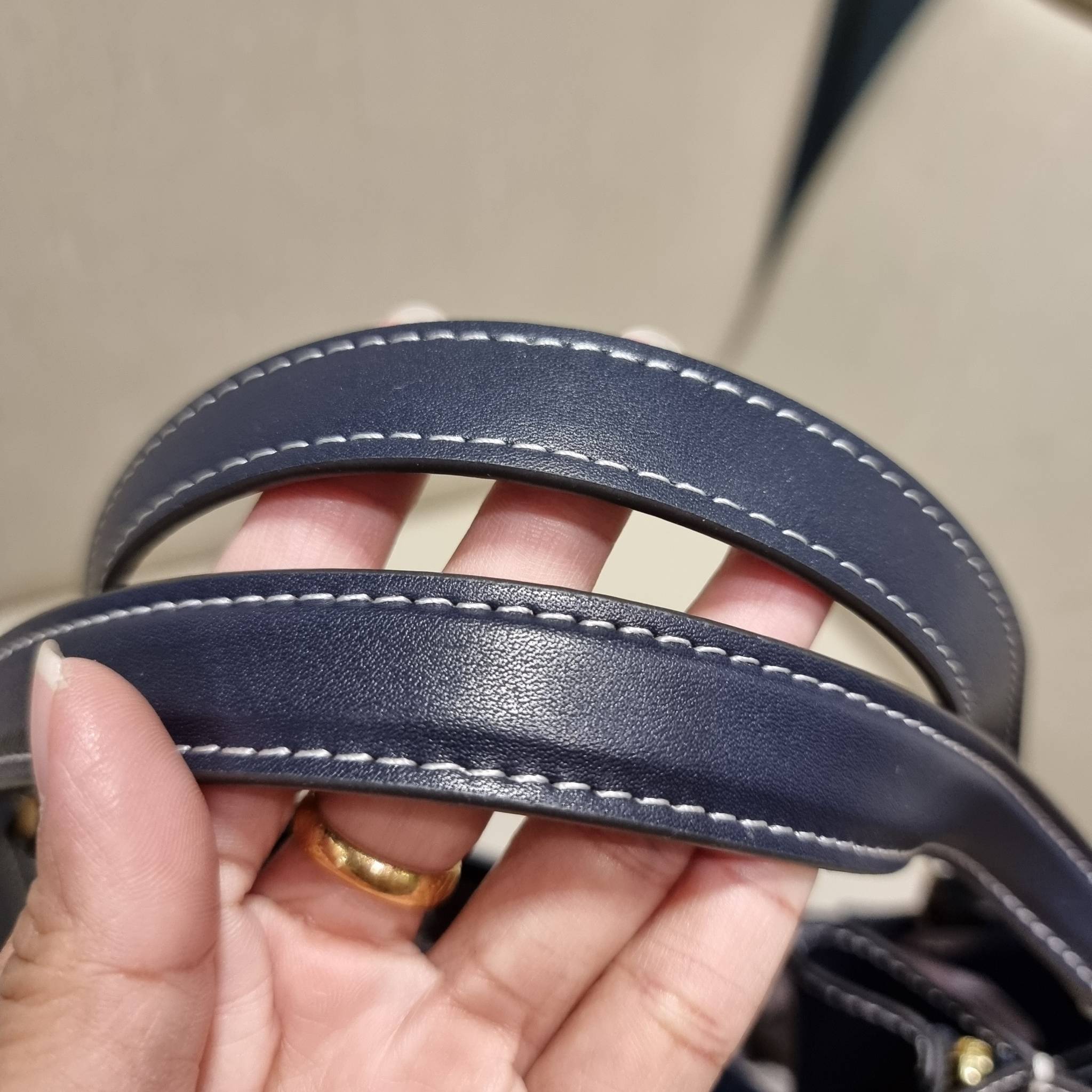 TORY BURCH MCGRAW DRAGONFLY IN MONOGRAM JACQUARD / Tory burch bucket สวยก่อนใคร ไม่ต้องพรีฯ กับกระเป๋าลายโมโนแกรมยอดฮิต ที่มาในรูปทรงดีไซน์ใหญ่ สวยเก๋ ไม่เหมือนใคร ไม่มีซ้ำ!! ใช้งานได้สะดวกด้วยหูจับในตัว และสายสะพายข้างเอามาปรับใช้สะพายได้ตามชอบ ด้านหน้าต