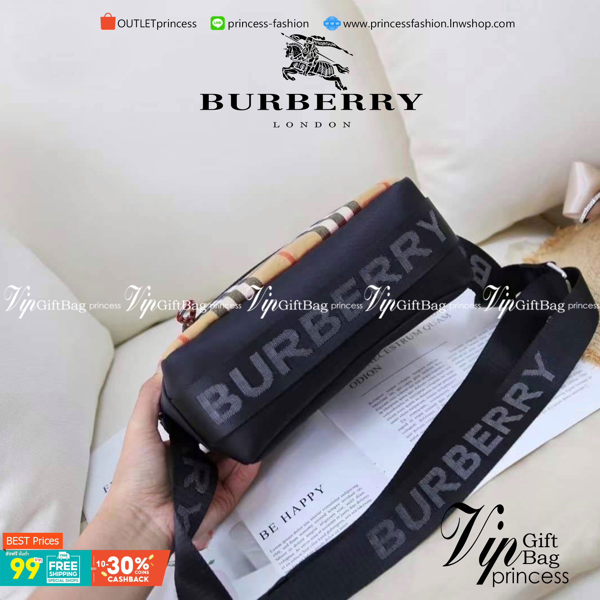 VIP 】BURBERRY FRAGRANCES CROSSBODY BAG VIP GIFT WITH PURCHASE (GWP) พรีเมี่ยมกิ๊ฟ Limited Edition จากน้ำหอม BURBERRY วัสดุ Nylon Canvas ทรงเหลี่ยมน้ำหนักเบามีโลโก้แบรนด์คาดด้านหน้าพร้อมช่องซิปใส่ของ เปิดปิดด้วยซิปหัวซิปแบรนด์สไตล์สปอร์ต ภายในมีช่องใส่บัตร