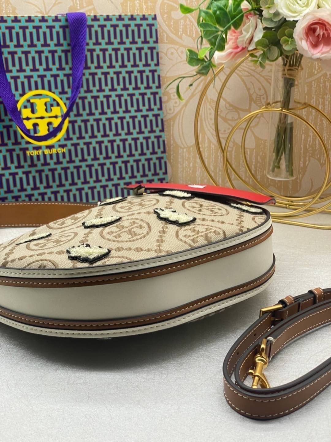 TORY BURCH Mini T Monogram Embroidered Rabbit Crescent Bag 🐇 คอลเลคชั่นกระต่ายสุดร้อนแรงแห่งปี 🥕🥕 คอลเลคชั่นทีบ่งบอกสไตล์ที่ทันสมัยทรงครึ่งวงปักลายกระต่ายบนกระเป๋าสุดน่ารัก โด่ดเด่น