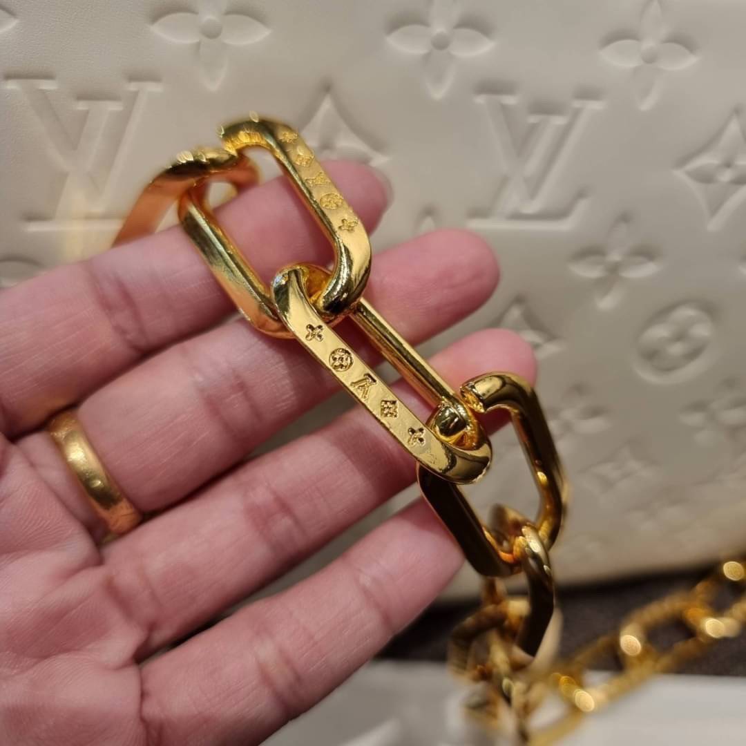 LV HANDLE POUCH MONOGRAM / LV Coussin กระเป๋าสะพายกึ่งคลัชท์ สุดล้ำ มาแรงมาก ด้วยความสวยปังตั้งแต่แรกเห็น วัสดุหนังแกะปั๊มลายสวยคม มาพร้อมสาย 2 เส้น เลิศๆ มีสายโซ่ที่มีดีเทลละเอียดไม่ซ้ำ และสายสปอร์ตครอสบอดี้ ที่จะคล้องไว้ทั้งสองเส้นก็ดีงาม หรือสลับใช้ตาม