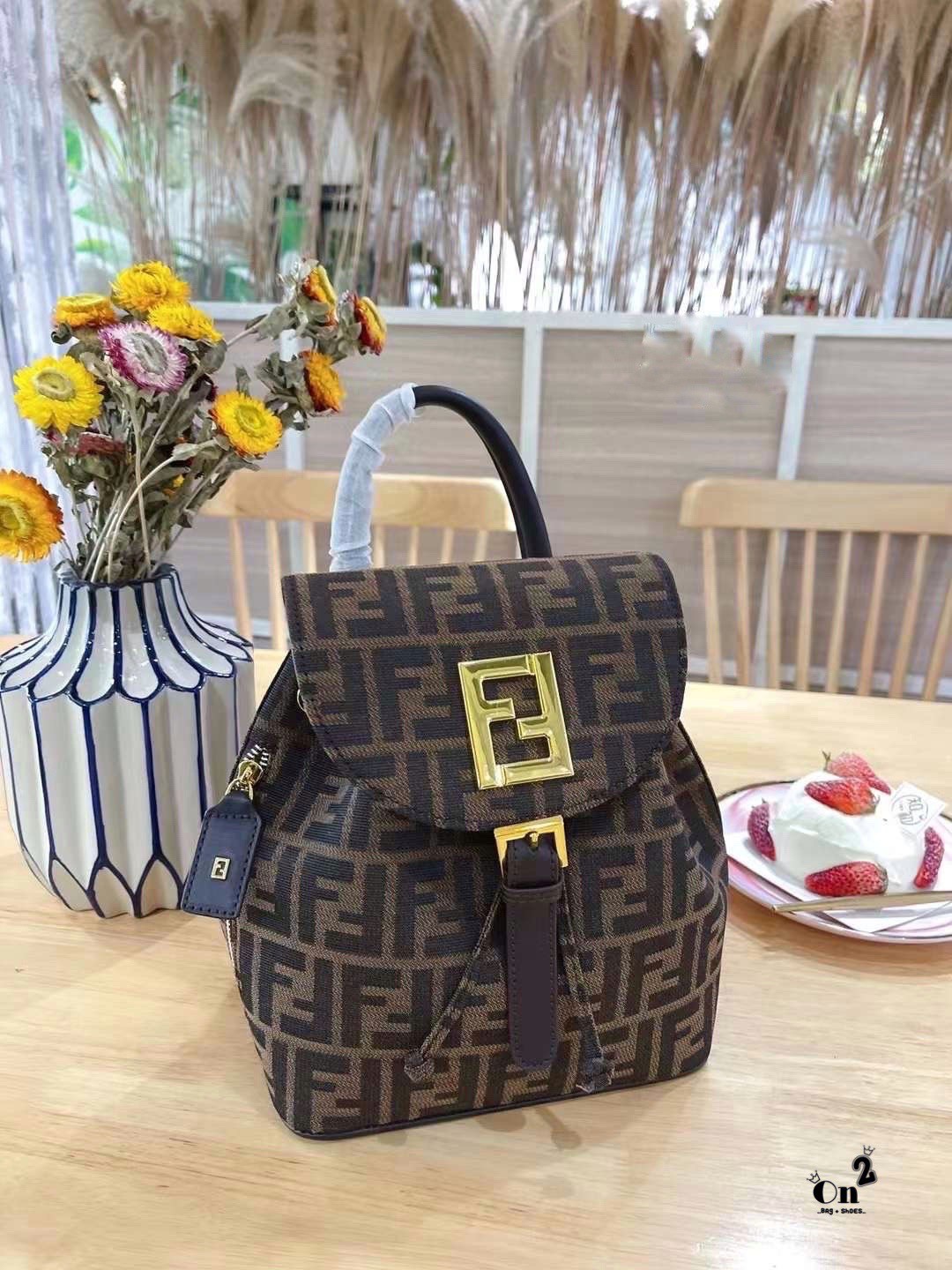 FENDI BACKPACK MONOGRAM กระเป๋าเป้เฟนดิ ทรงขนมจีบเปิดหน้า ผ้าทอลาย งานสวยปั้มทุกจุด ขนาดกำลังดีทรงน่ารักน่าใช้มากค่ะ ลายโมโนแกรมสวยตามฉบับแบรนด์ เด่นด้วยลายสัญลักษณ์แบรนด์ที่ฝากระเป๋า ตัดกับอะไหล่สีทอง ตกแต่งที่คล้องสายด้วยโลโก้ตัว FF สวยสะดุดตา ภายในกระเ