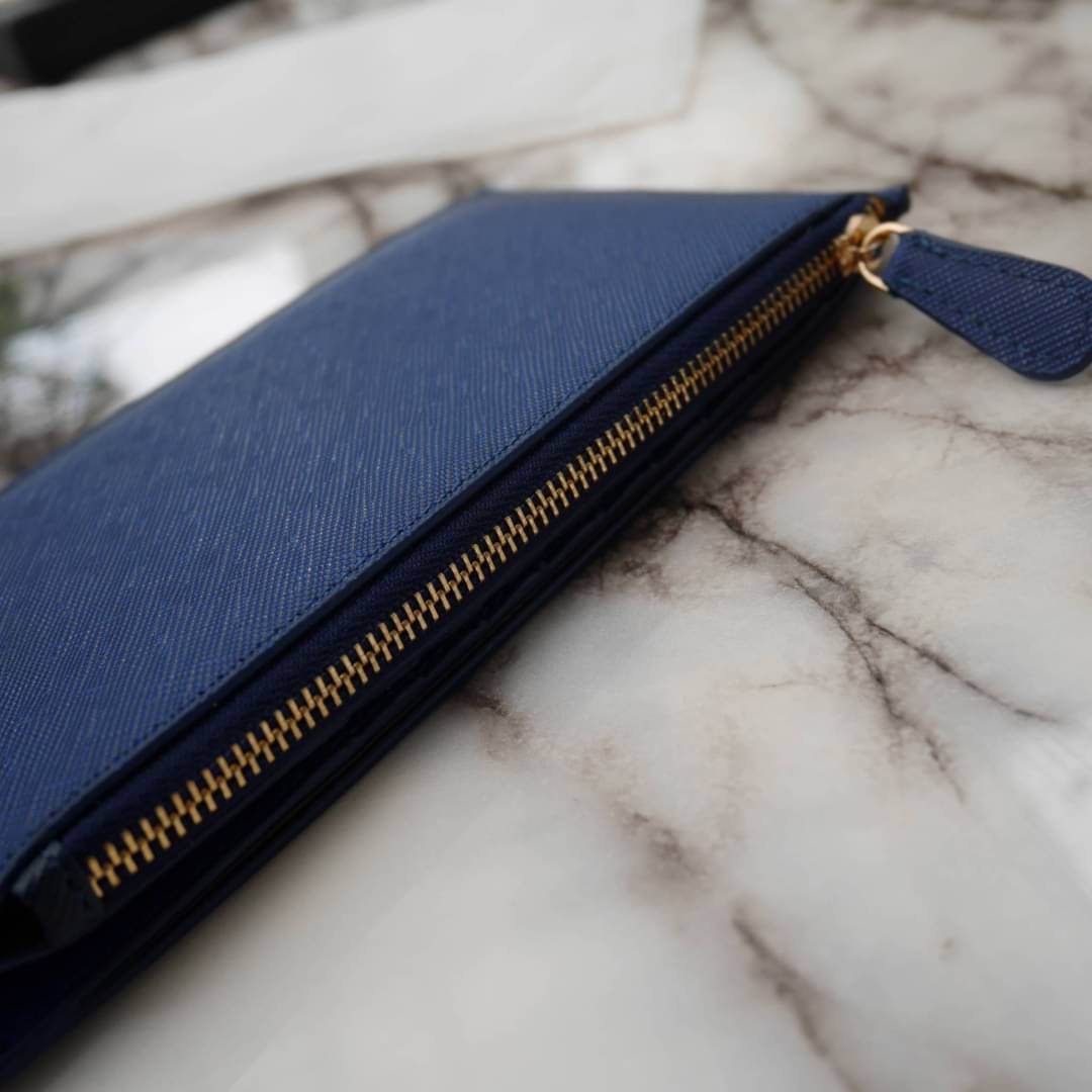 รุ่นขายดีเว่อร์วัง♡♡ PRADA LONG WALLET *สำหรับคนชอบใส่บัตรเยอะ แนะนำรุ่นนี้คะ กระเป๋าสตางค์ทรงสวย สะดุดตา หนังสัมผัส Safiano จากแบรนด์ PRADA มีช่องใส่นามบัตรมากถึง 16 ช่อง ด้านหน้ามีโลโก้แบรนด์สีทองหร