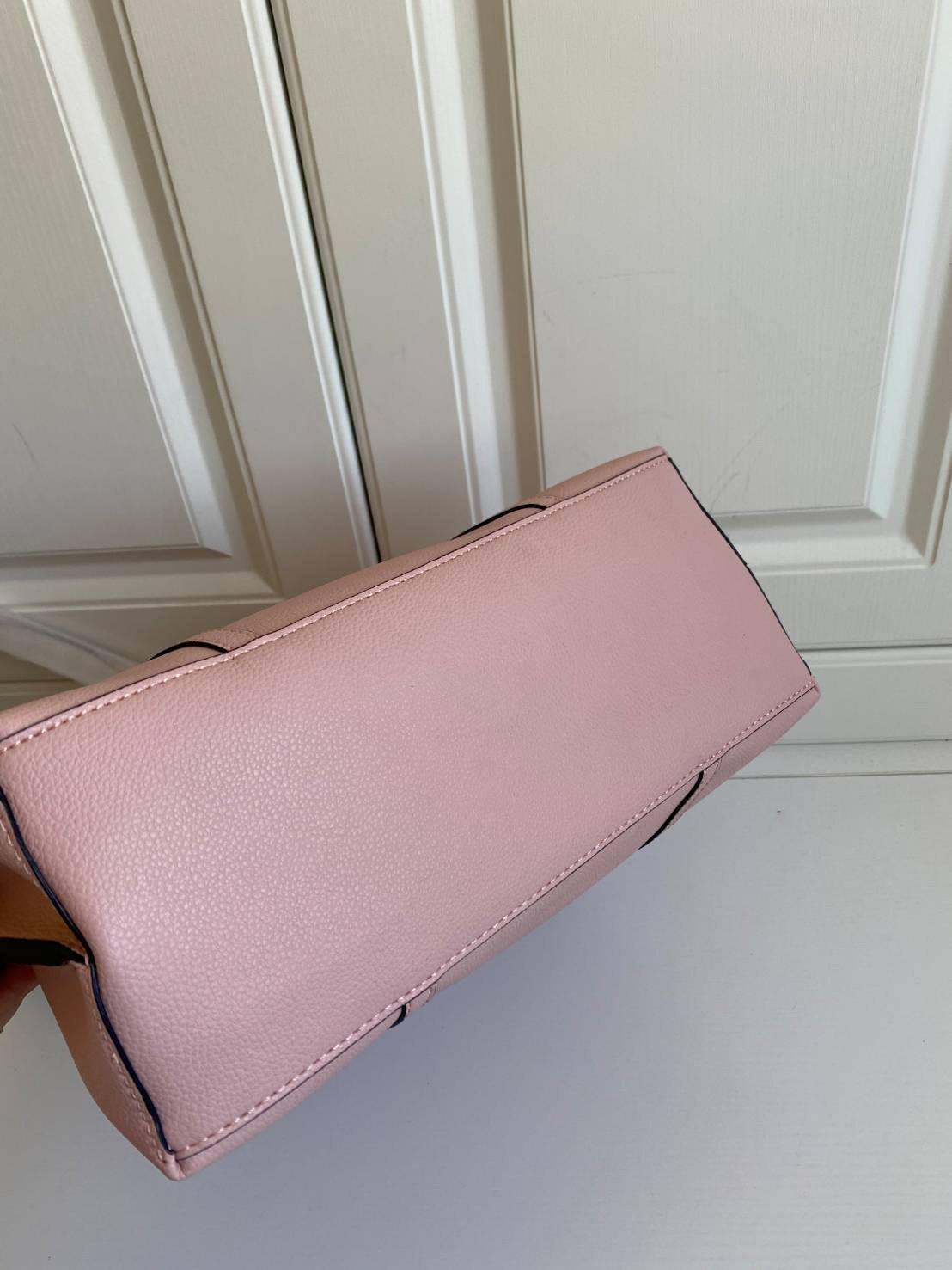 Tory Burch Women's Perry Tote Bag ออกแบบเพื่อสาวยุคใหม่ เหมาะสำหรับสาวๆที่ชอบกระเป๋าใบใหญ่ Large toteใช้งานได้ในชีวิตประจำวัน **จุของได้เยอะมาก ใช้วัสดุผสมผสานช่วยให้กระเป๋าเป็นทรงสวยโดยยังคงคุณภาพนิ่ม ดูเรียบหรูและคลาสสิค สามารถใช้เป็น every day bag