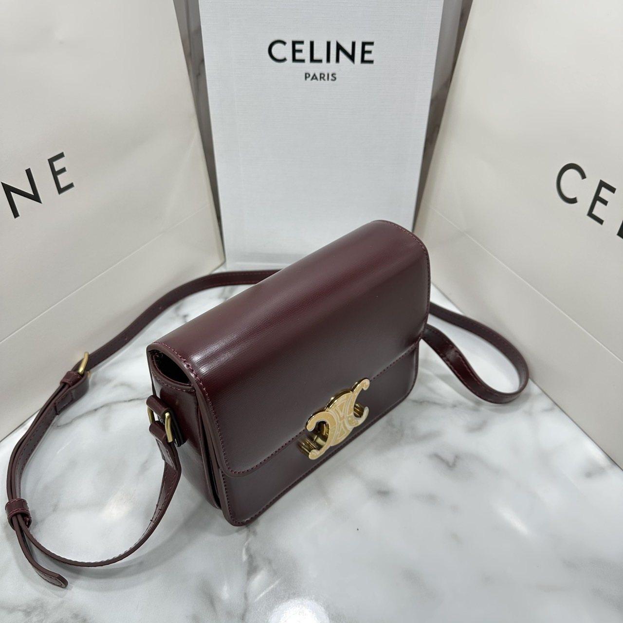ORI หนังแท้ | 7" CELINE TRIOMPHE TEEN BAG in glossy leather กระเป๋าสะพายรุ่นยอดนิยม ถ่ายทอดให้เห็นถึงแก่นแท้ของสไตล์แบบ CELINE งานหนังเรียบเงาสวยหรูหรา