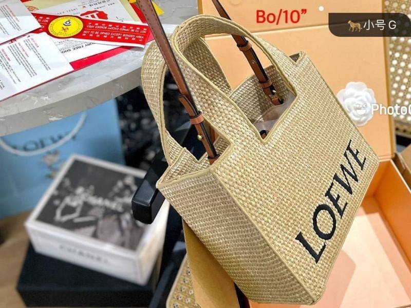 LOEWE logo raffia tote bag / Loewe Tote Bag กระเป๋าโท้ท รูปทรงสวยงามสานเต็มใบ และยังโดดเด่นด้วยโลโก้ สีโทนอุ่น ทำให้ไอเท็มนี้ ภายในกระเป๋าใหญ่โล่งกว้าง ใบนี้เหมาะกับสายแฟชั่นมากๆ