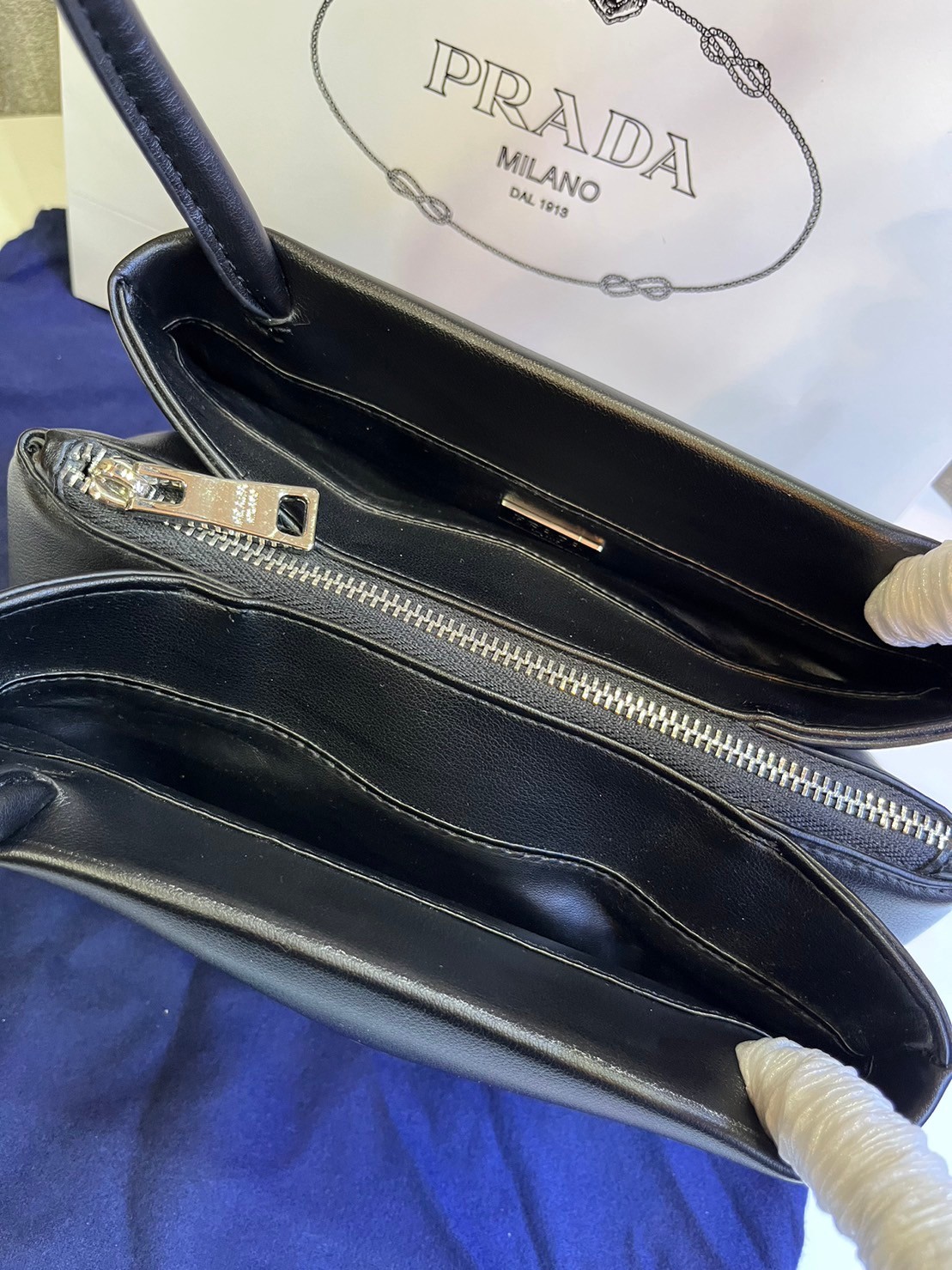 Prada Leather mini-bag / Prada small logo-embossed shoulder bag / PRADA LEATHER HANDBAG พร้อมส่งที่ไทย กระเป๋าถือหูจับในตัวรูปทรงคลาสสิค หนังเรียบสวยหรู ผิวสัมผัสดีงาม **สินค้าเกรดออริจินอล 1:1 สลับแท้