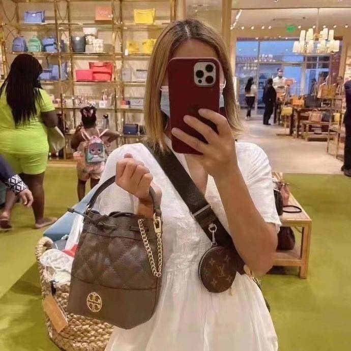 TORY BURCH WILLA MINI BUCKET BAG NEW ARRIVAL สุดปัง กระเป๋าสะพายทรงบัคเก็ต สวยผู้ดี โดดเด่นด้วยโลโก้สีทองดูหรู อัพลุคผู้ดี๊ผู้ดี วัสดุหนังแท้ ดีไซน์บุนวม เส้นคมดีเทลหรู เปิด-ปิดหนังรูดปากกระเป๋า มีหูหิ้วในตัว คล้องแขนเก๋ๆ ภายในเป็นช่องโล่ง มีช่องย่อย ใส่ข