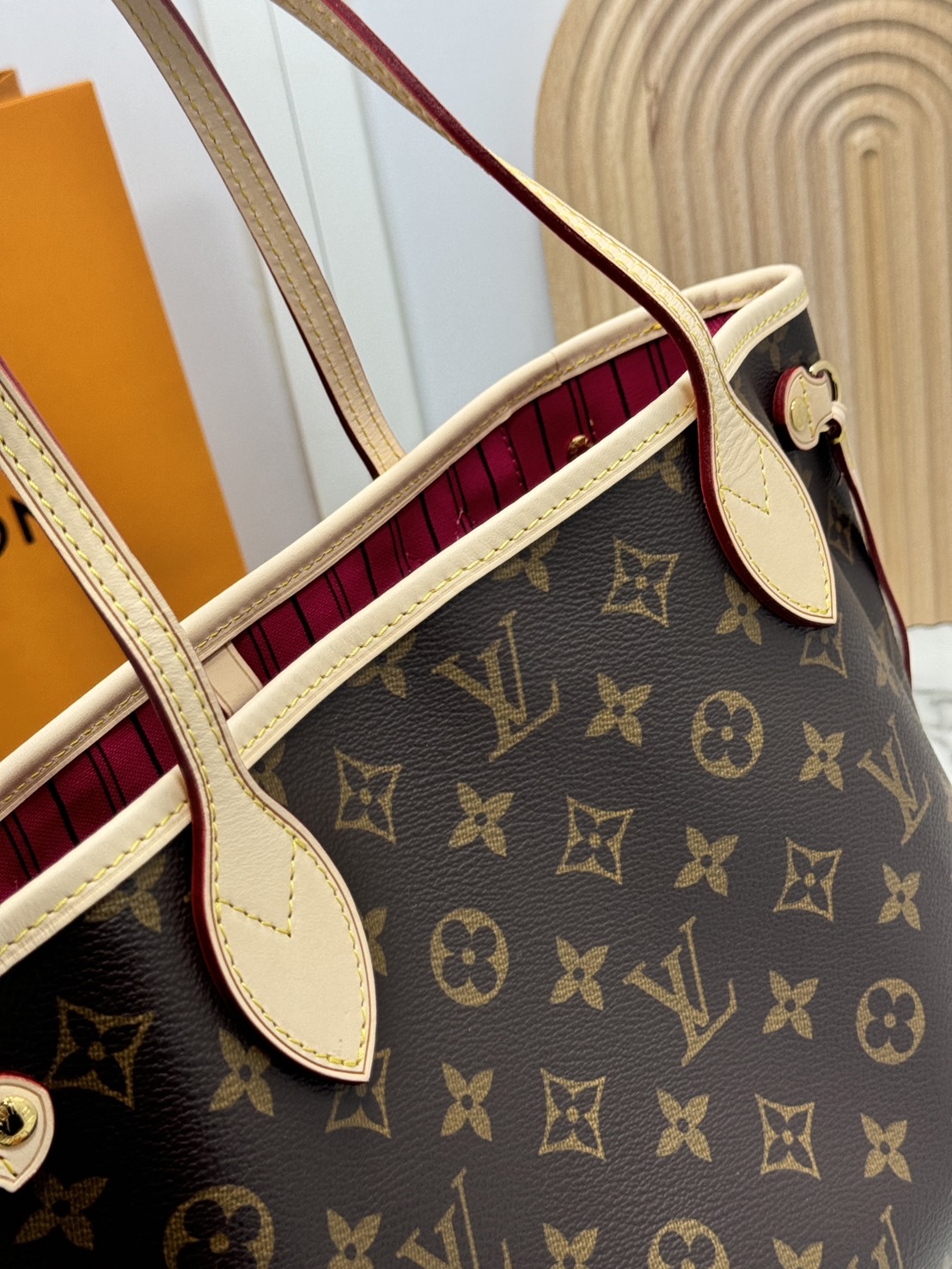 TOP ORI หนังแท้ | LV Neverfull PM bag Monogram Canvas กระเป๋าสะพายทรงโท้ท PM ดีไซน์คลาสสิกเหนือกาลเวลาเข้ากับดีเทลที่สืบทอดมายาวนาน Monogram แคนวาสแต่งขอบหนัง ดีไซน์พื้นที่ด้านในกว้างทว่าดูเพรียวบาง