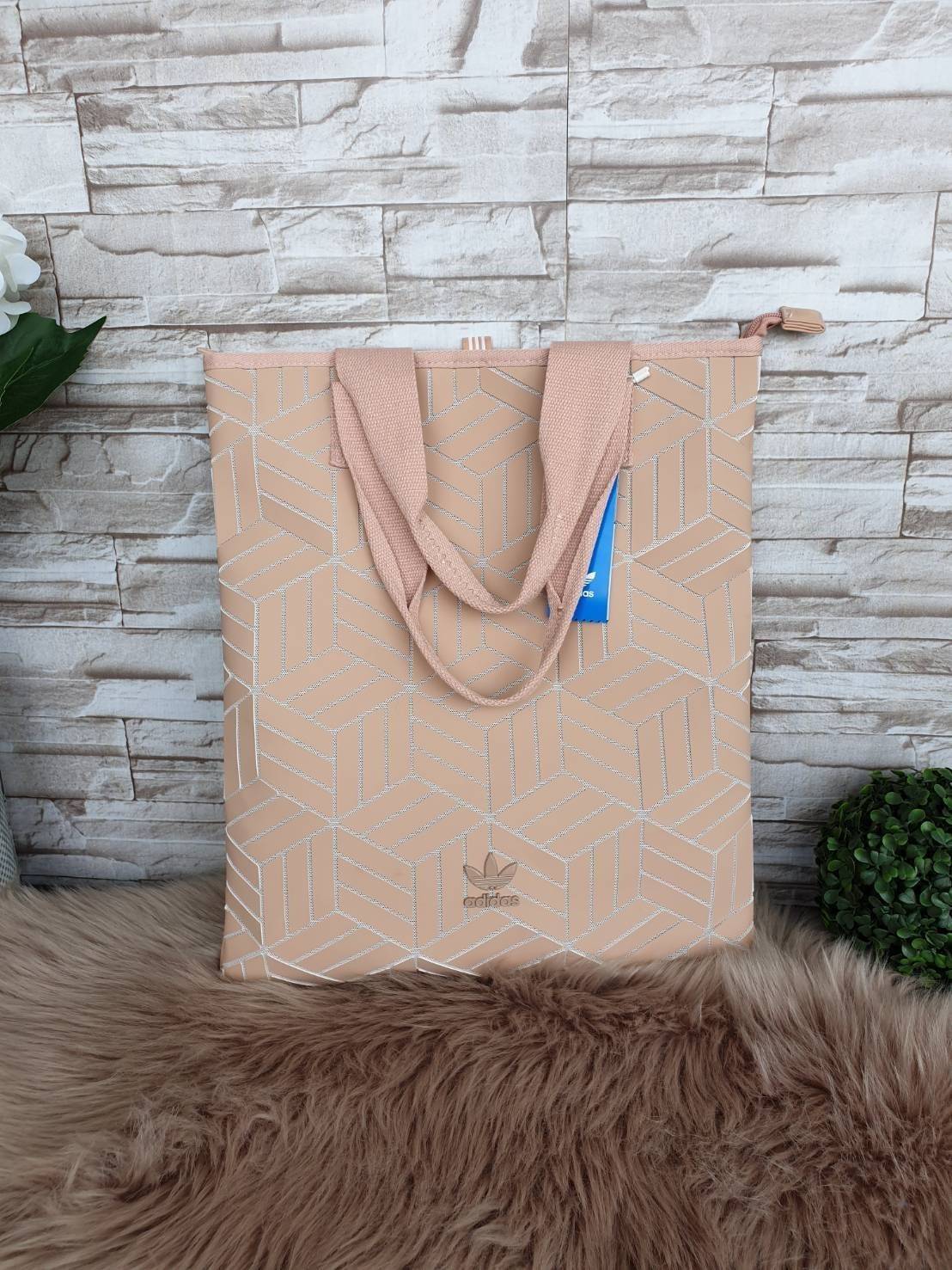 Adidas Original Shopper 3D Tote Bag Trefoil Handbag . Classic Sports กระเป๋าถือหรือสะพาย ลาย graphic ทรง sport วัสดุ polyurethaneเนื้อ matte หนังนิ่ม น้ำหนักเบา เปิดปิดด้วยซิป ภายในกว้างโล่ง ใส่ A4, iPad และของใช้ได้เยอะ Unisex ใช้ได้ทั้ง ช ญ ค่ะ