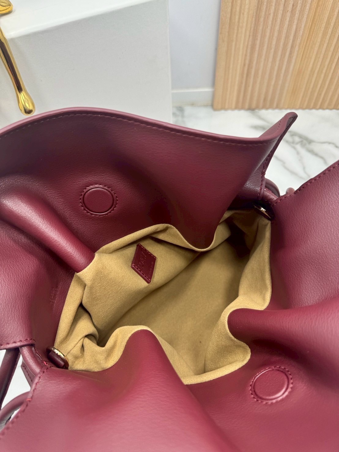 ORI หนังแท้ | Medium Loewe Flamenco clutch in nappa leather 30cm กระเป๋าสะพายทรงคลัชดีไซน์รูดเชือก เรียบหรูดูแพง เรียบง่ายใช้งานสะดวก หนังแนปป้าให้สัมผัสนุ่มสบายผิว มาพร้อมสายสะพายร้อยห่วงหรูหรา