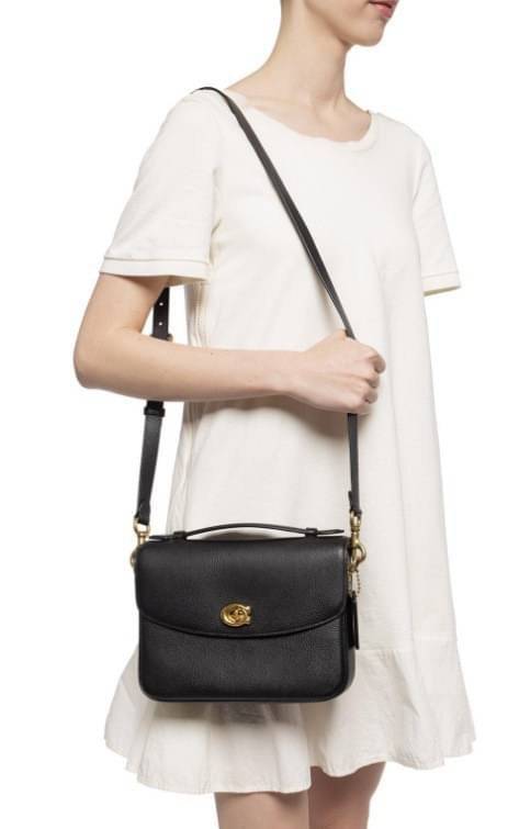 COACH CASSIE CROSSBODY BAG((68349//68348)) พร้อมส่งค่ะ! รุ่นฮิต กระเป๋าหิ้วได้//สะพายข้างหรือครอสบอดี้ร์ได้ หนังแท้นิ่มสวย เปิดปิดกระเป๋าแบบหมุนล็อค ภายในกระเป๋ามี3ช่องให้ใส่ของ แต่ล่ะช่องกว้าง สามารถใส่กระเป๋าเงินใบยาวได้;ของอื่นๆได้จุทีเดียวค่ะ ;มีช่องซ