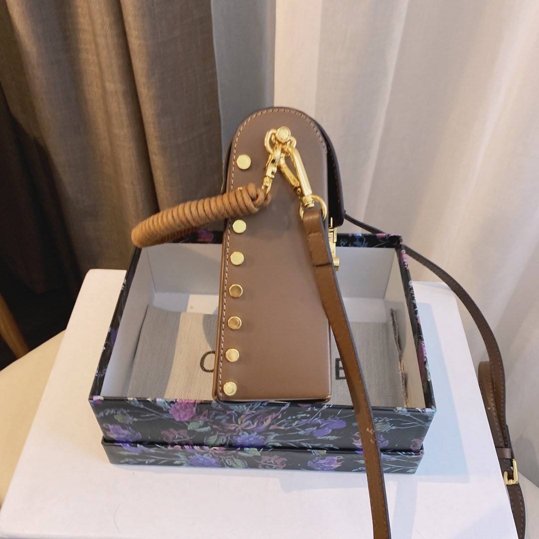 พรีเมี่ยมกิ๊ฟแท้ 100% 】พร้อมส่งที่ไทย!! CELINE BOX CROSSBODY BAG (GWP) พรีเมี่ยมกิ๊ฟ Limited จาก CELINE HAUTE PARFUME DUTYFREE COUNTER วัสดุหนังแท้เรียบเงา หนังสวยอยู่ทรง ประดับด้วยหมุด อะไหล่ทองทั้งใบ ปิดปิดด้วยตัวบีบสัญลักษณ์แบรนด์