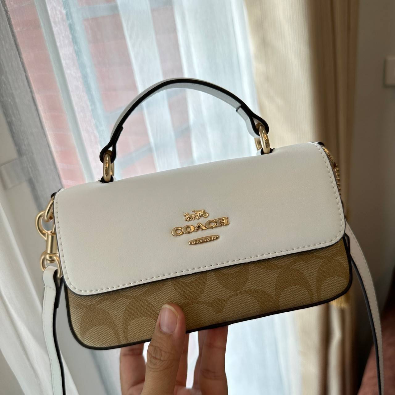 Coach Mini Josie Top Handle Crossbody In Blocked Signature Canvas (cc340) ใหม่ล่าสุด กระเป๋าสะพายหรือถือใบเล็กกระทัดรัด วัสดุหนังตัดขอบหนังแท้ ภายในช่องโล่งกว้างสามารถใส่โทรศัพท์ iPhonePro max ได้ มีช่องใส่บัตรเครดิต 2 ช่อง เปิดปิดด้วนกระดุมแป๊ก ซับในผ้า 