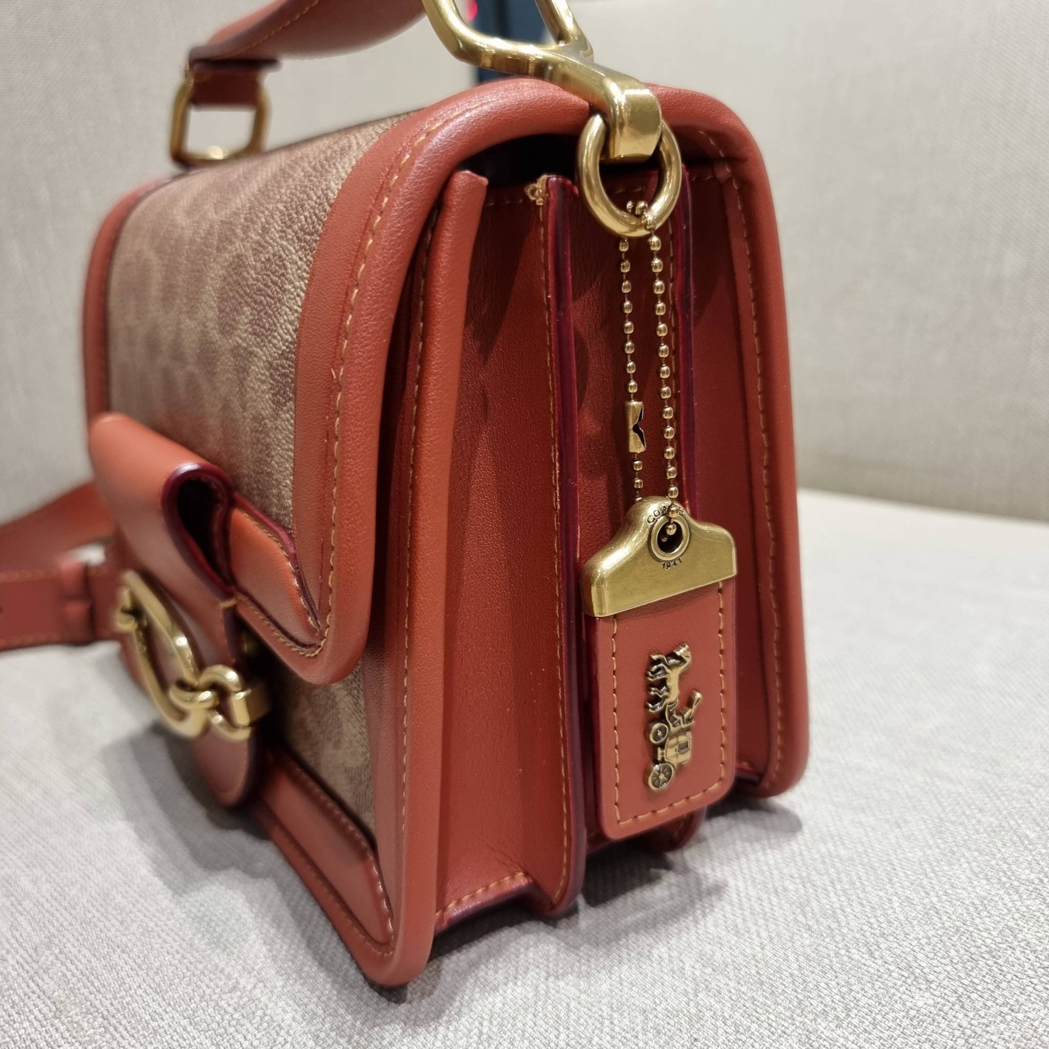 COACH C8449 HERO SHOULDER BAG / COACH C8450 HERO SHOULDER BAG IN SIGNATURE CANVAS ดีไซน์ใหม่ล่าสุด ที่มาพร้อมความหรูยกระดับ กระเป๋าถือ/สะพายข้าง ออกแบบทรงสวย คลาสสิค ขนาดกำลังพอดี ไม่ว่าจะถือ หรือสะพายสายครอส ก็ดูดีแบบไม่ต้องแต่งเติม วัสดุหนังแท้เต็มใบ ฝา