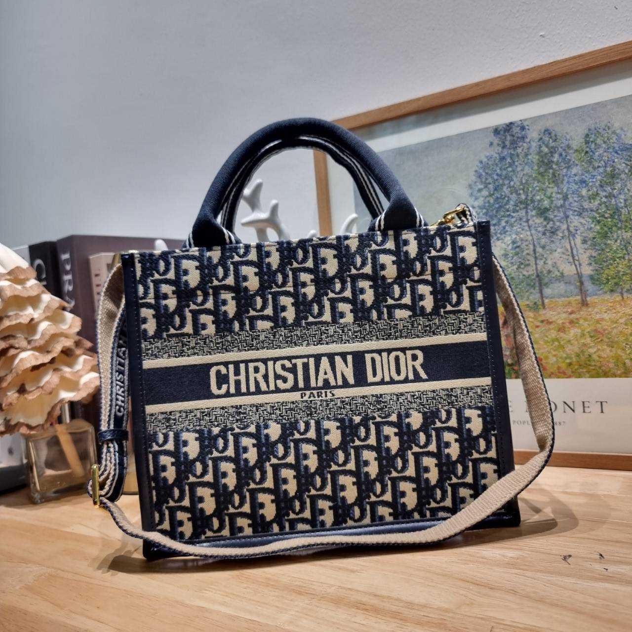 Dior small book tote bag กระเป๋าทรงโท้ทสุดฮิต ไซส์เล็ก ดีไซน์ใหม่ล่าสุด ที่มีทั้งความละมุนและหรูหรา เกรดออริ 1:1 ใช้งานต่างประเทศได้