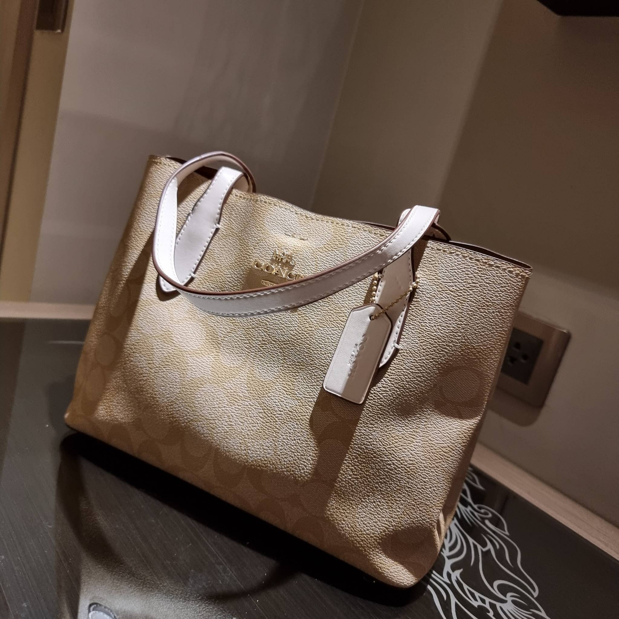 OUTLET 】COACH 73293 MINI AVENUE CARRYALL IN SIGNATURE CANVAS กระเป๋าสะพายรุ่นคลาสสิค คัมแบคแล้วจ้าแม่!! ไซส์กำลังสวย วัสดุหนังแคนวาสคุณภาพดี ด้านข้างเก็บทรงได้ เปิด-ปิดด้วยกระดุมแม่เหล็ก ใช้งานง่าย มีช่องซิป ใบนี้เห็นเล็กๆ แต่จุได้เยอะพอสมควรเลยน้า ɣ