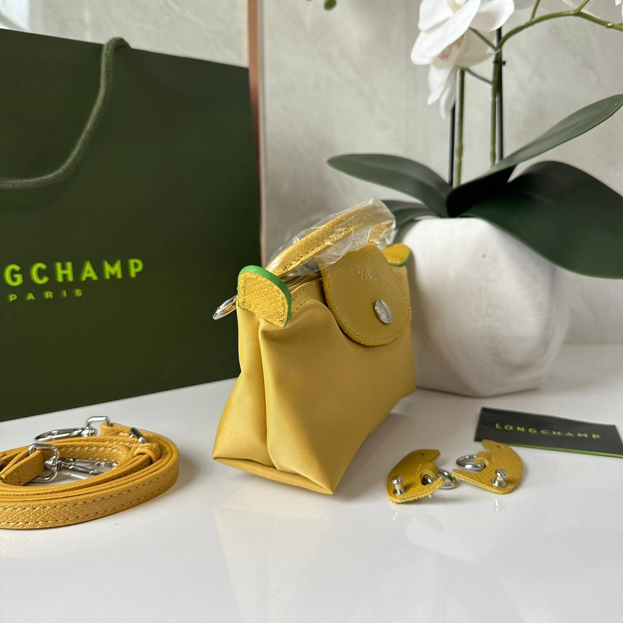 LONGCHAMP LE PLIAGE ORIGINAL Pouch with handle กระเป๋าใบเล็กขนาดกระทัดเหมาะกับใส่ของจำเป็นจุกจิก